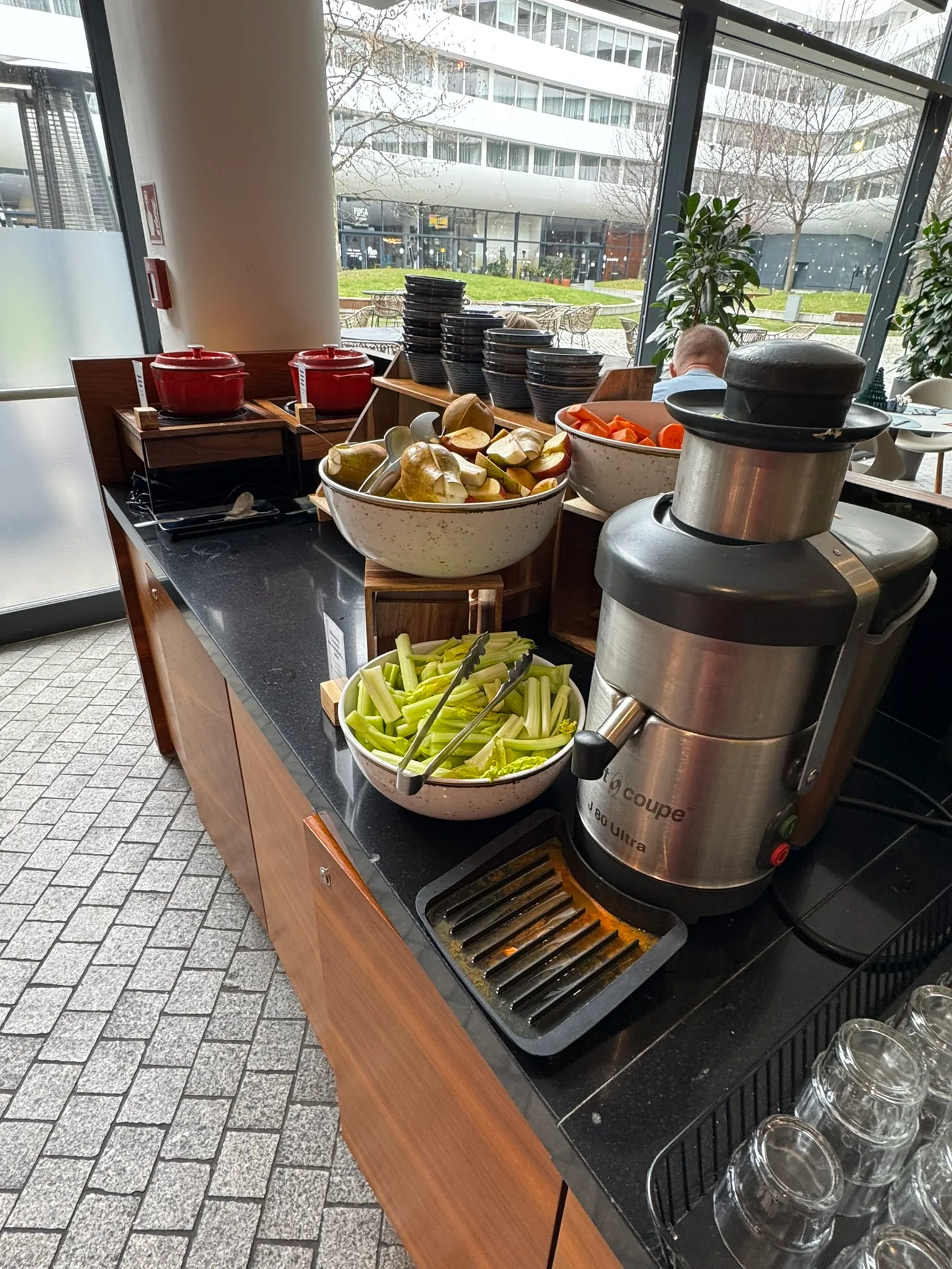 Fruchtsaftbereitung mit Obst und Gemüse auf Frühstückstheke
