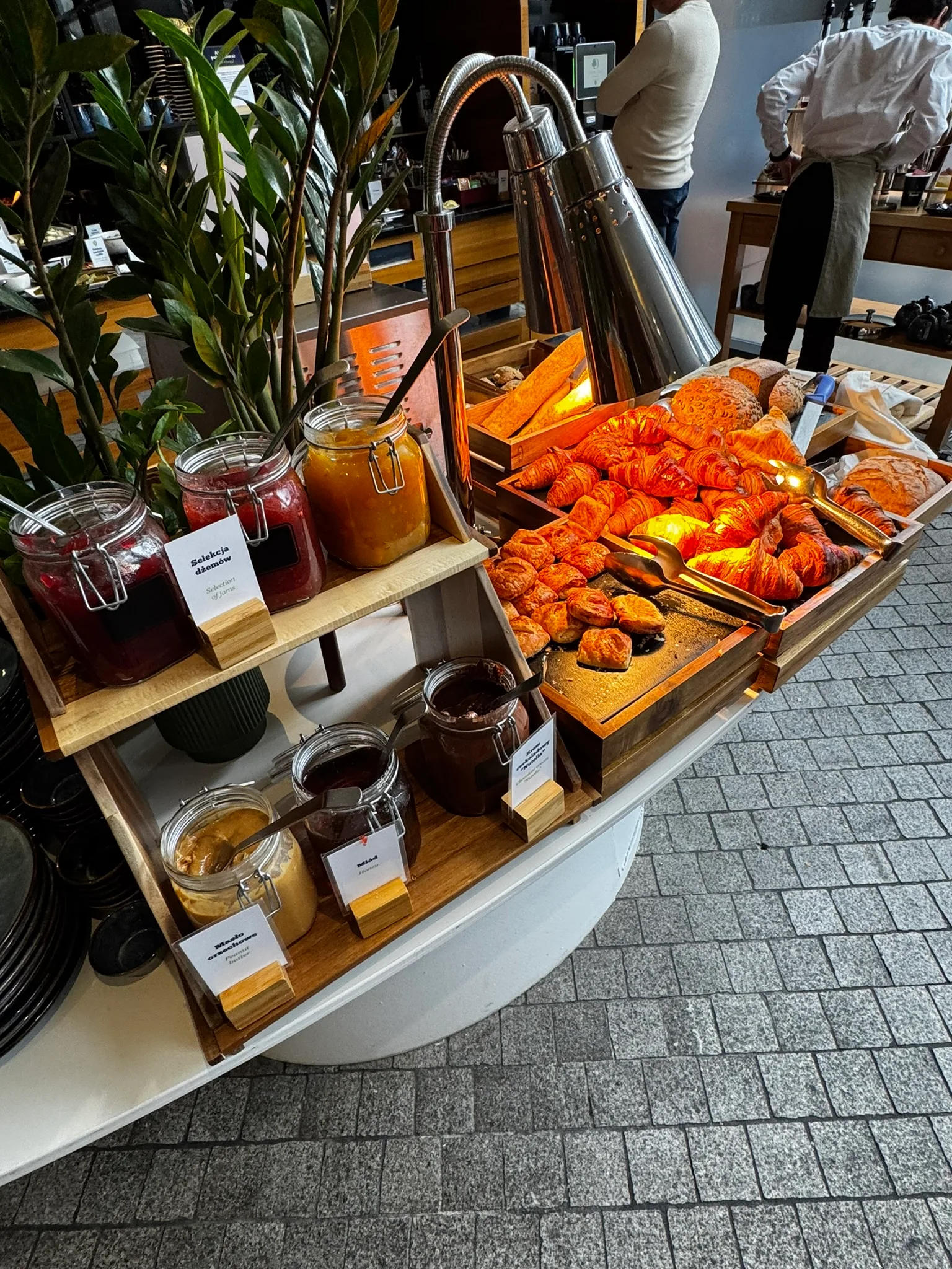 Frühstückstisch mit Keksen, Marmeladen und Honig