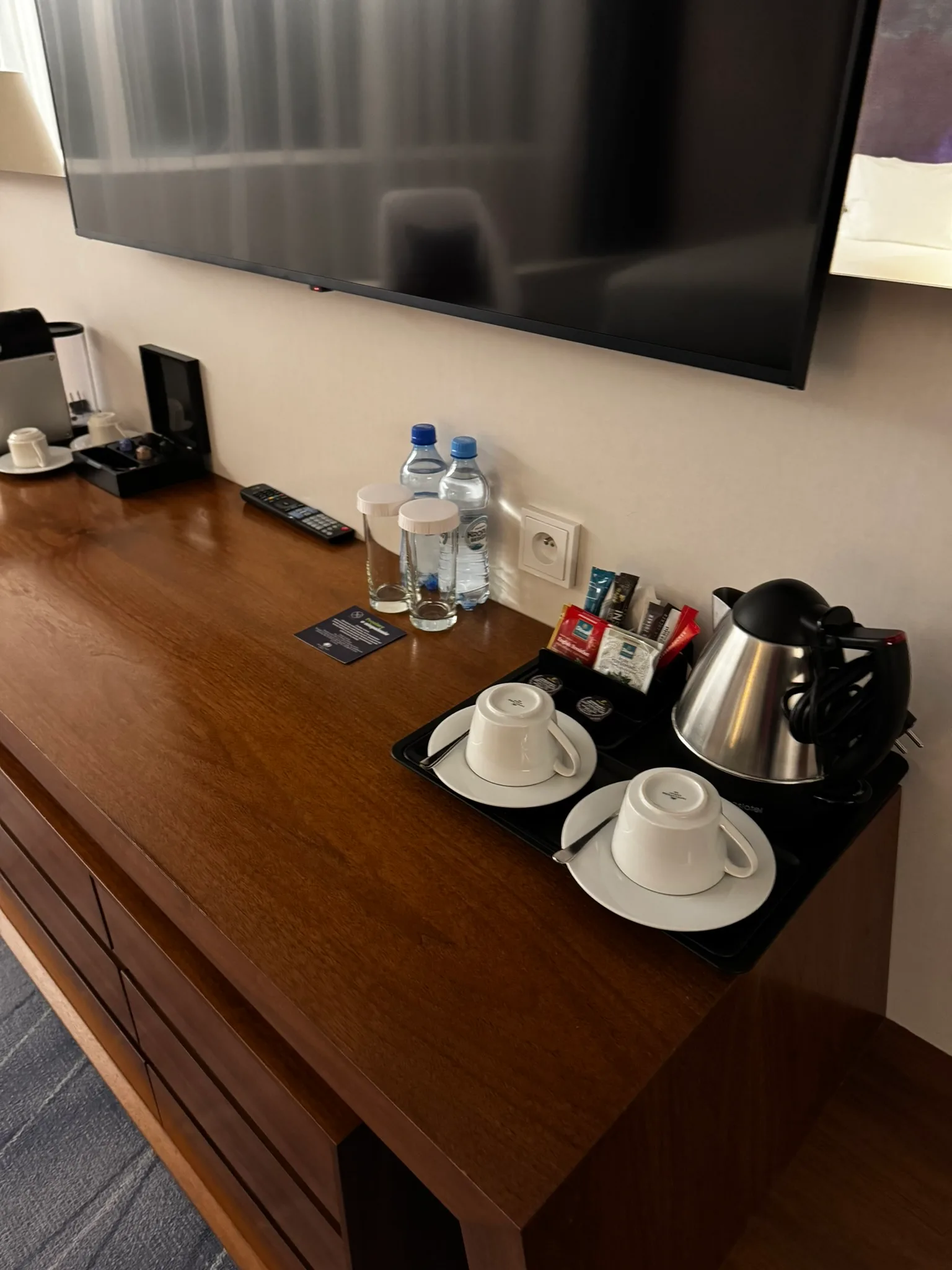 Hotelzimmer mit Kaffeemaschine, Wasserkocher und Getränken