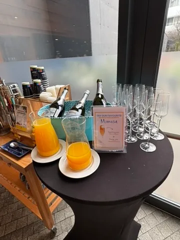 Mimosa-Set auf Tisch mit Gläsern und Flaschen