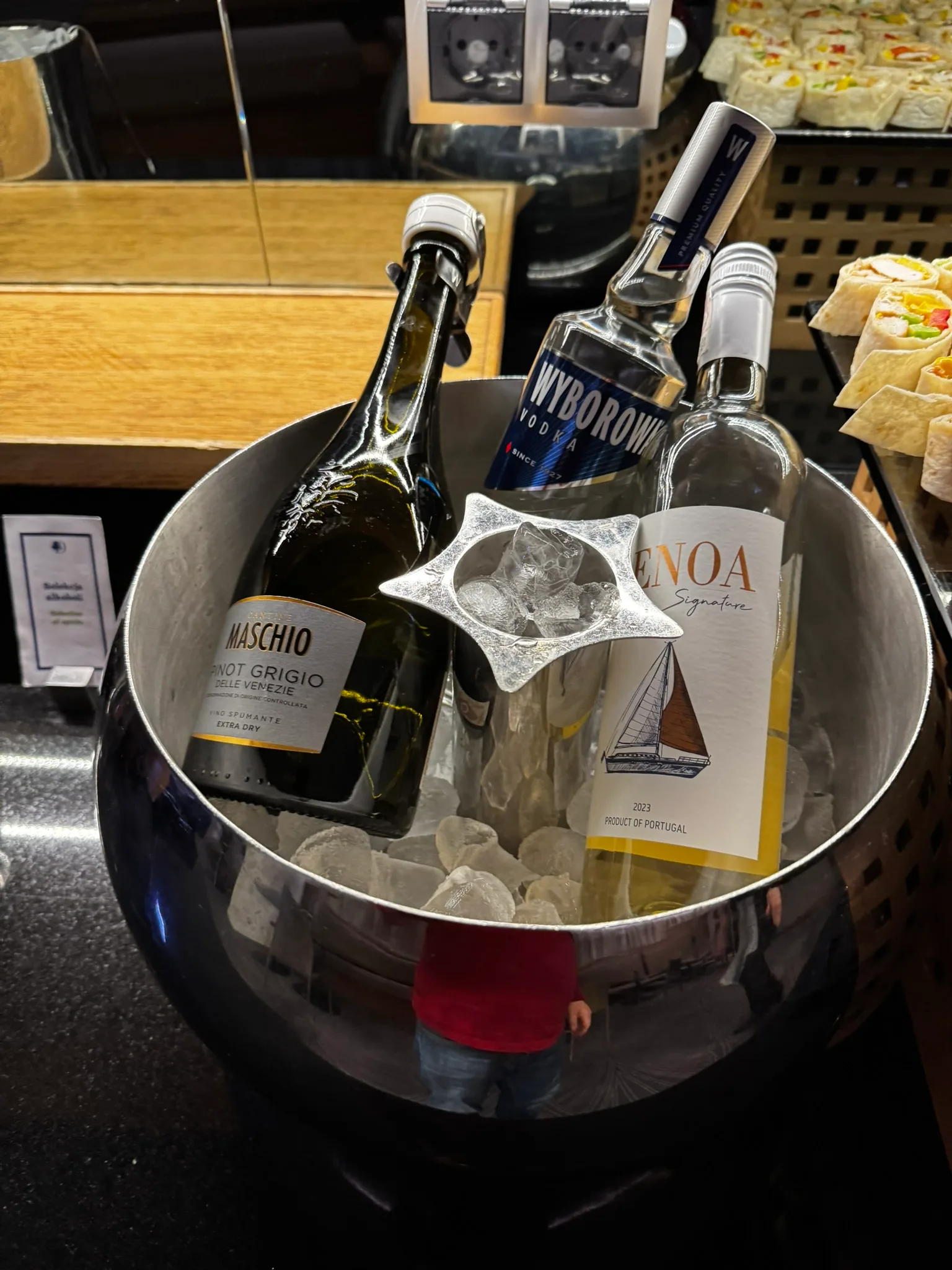 Eisgefüllter Eimer mit Flaschen von Wein und Wodka
