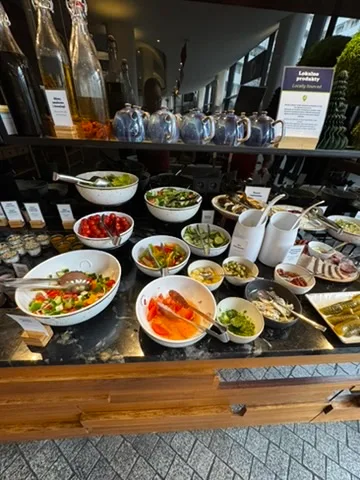 Frühstückstablett mit Salaten und Gemüse