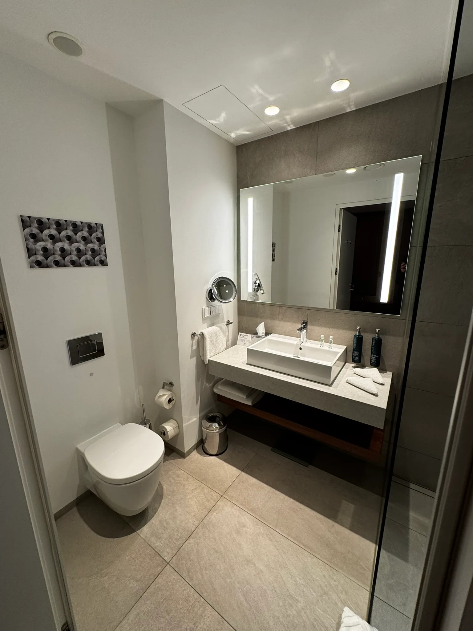 Moderne Hotel-WC mit Toilette und Papierrollen