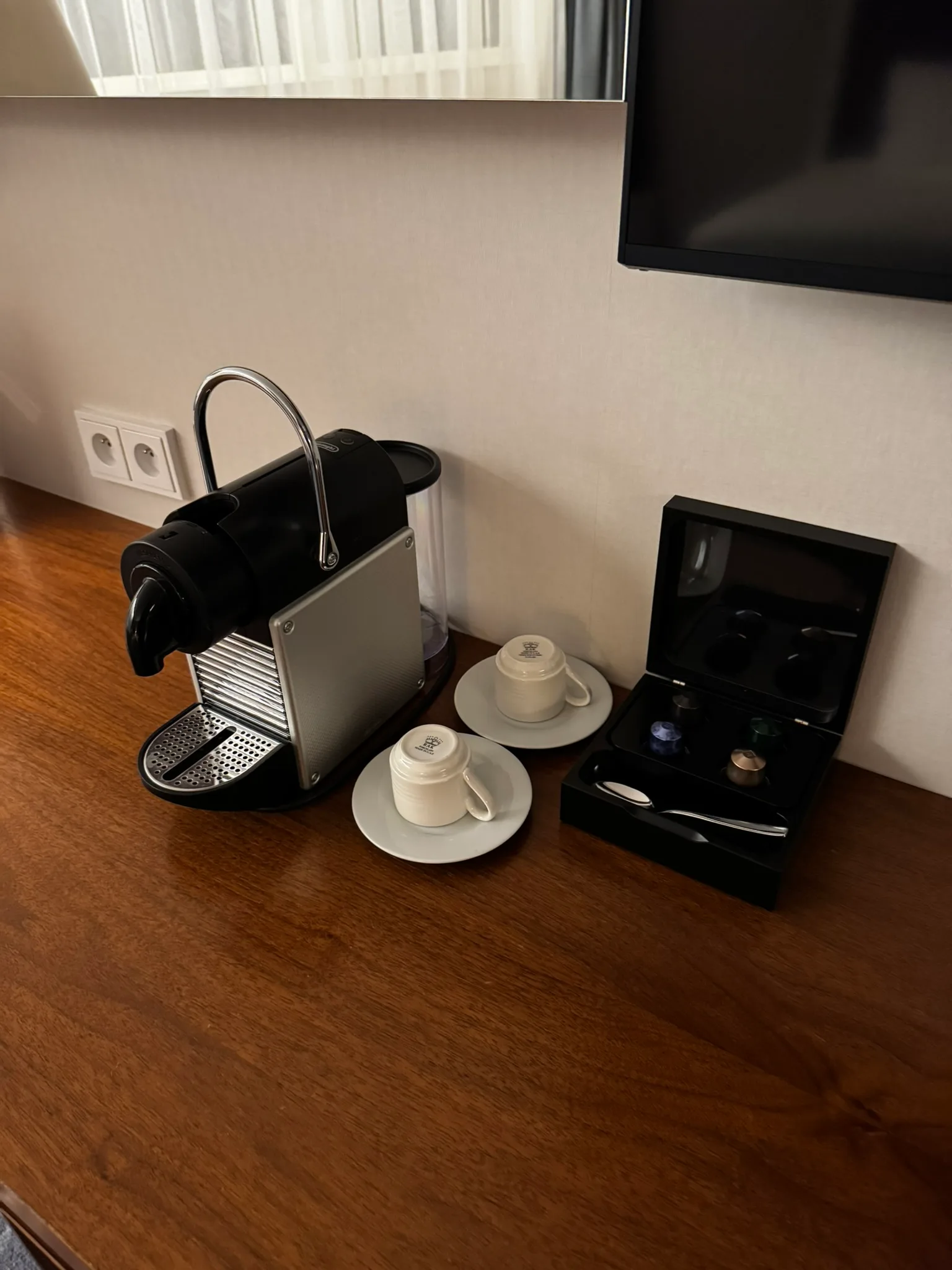 Kaffeemaschine und Tassen auf Holztisch
