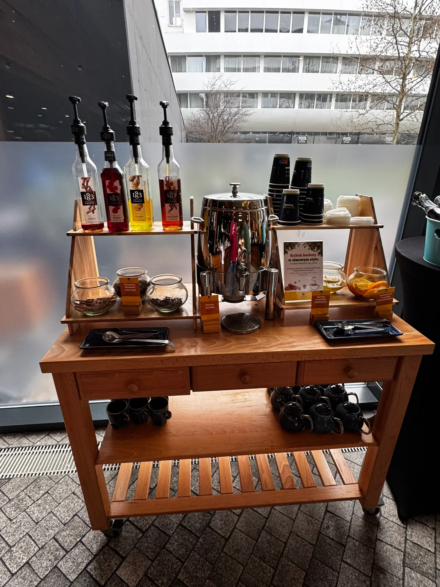 Hotelbar mit Getränken und Teesorten