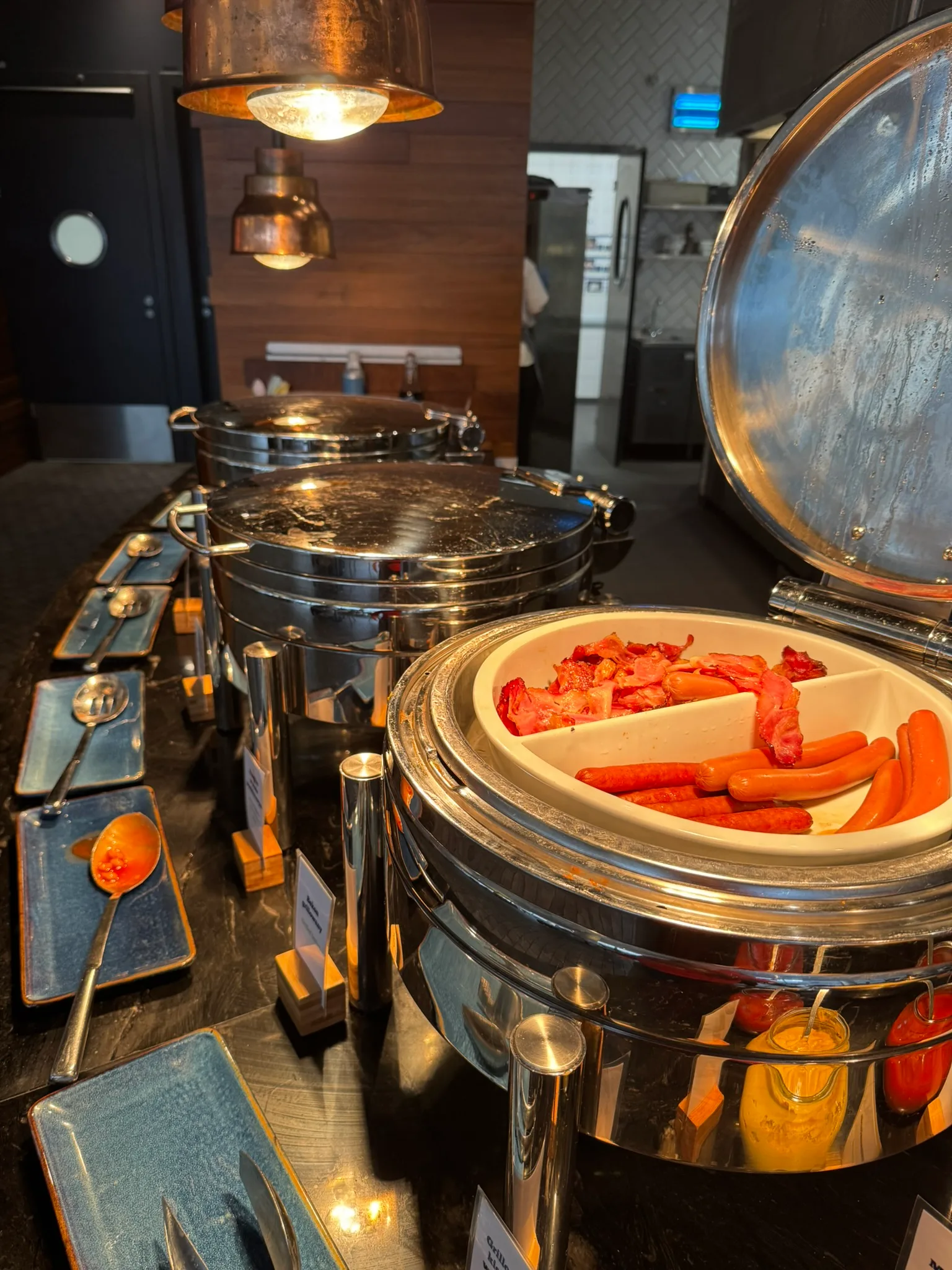 Frühstücksbuffet mit Speisen wie Speck und Würstchen