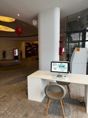 Hotellobby mit Computer und Sitzgelegenheit