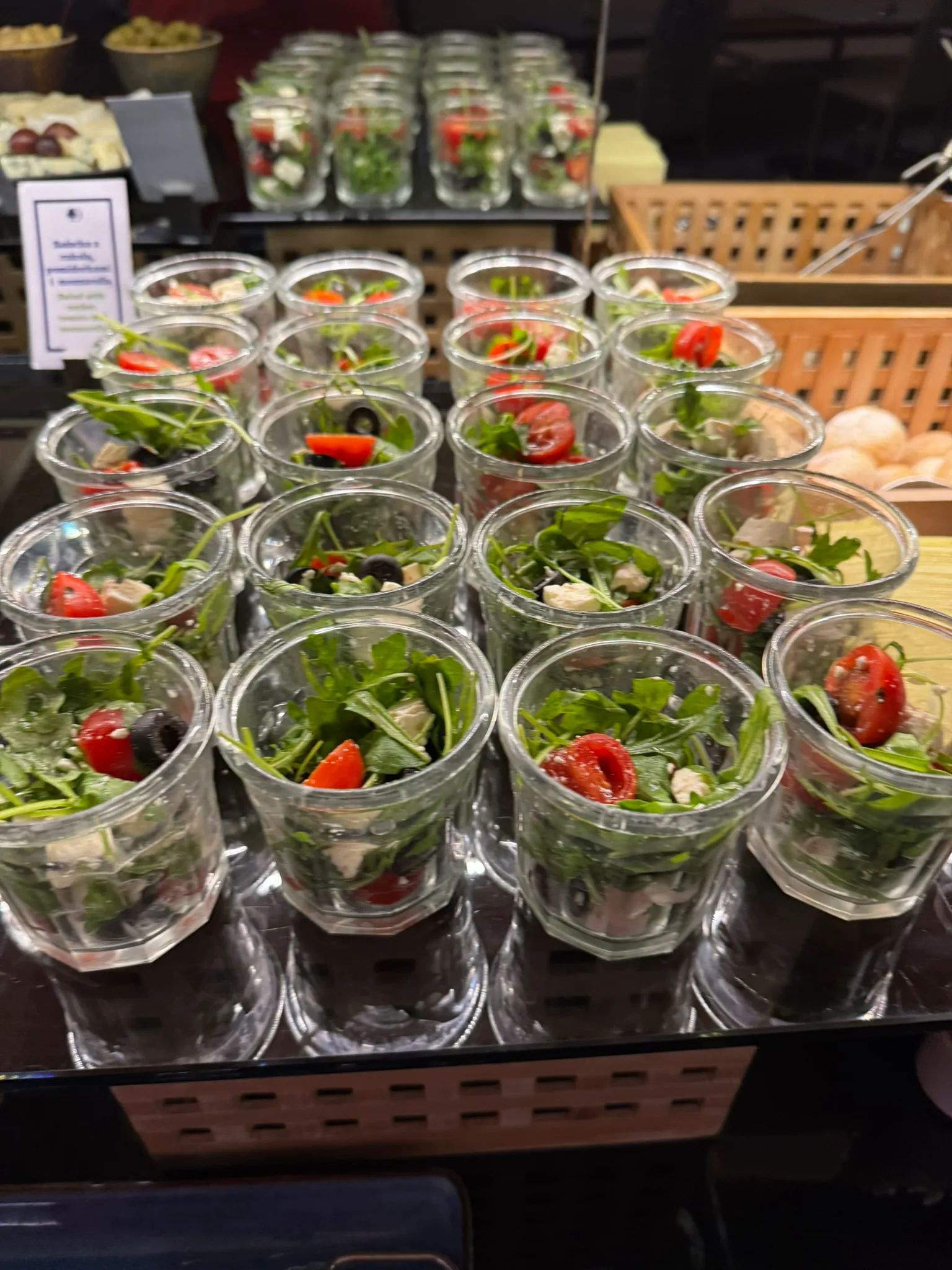 Glasvorräte mit Salat in einem Buffet