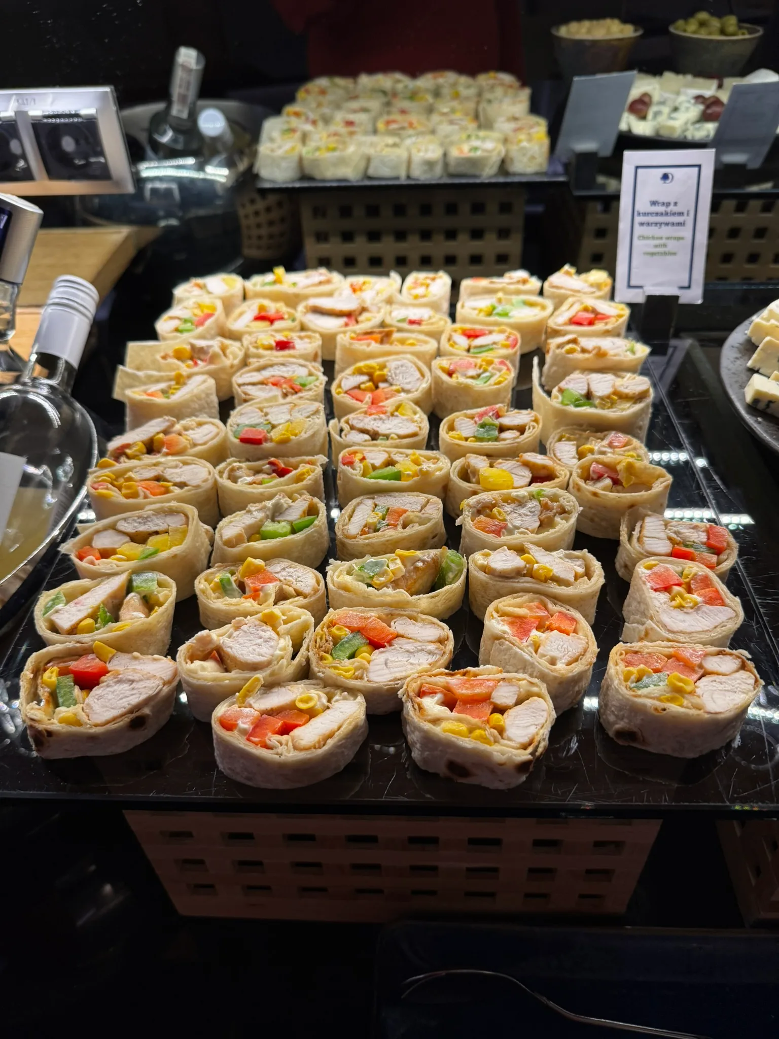 Buffet mit Wrap-Sandwiches und anderen Snacks