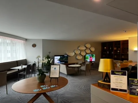 Hotellobby mit Sitzgelegenheiten und Fernsehern