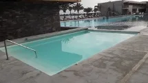 Außenbereich mit Pool und Steinplatten
