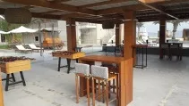 Terrasse mit Holzmöbeln und Tischtennisplatte