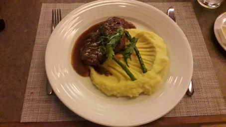 Geschmackvolles Gericht mit Kartoffelpüree und Gemüse auf Teller