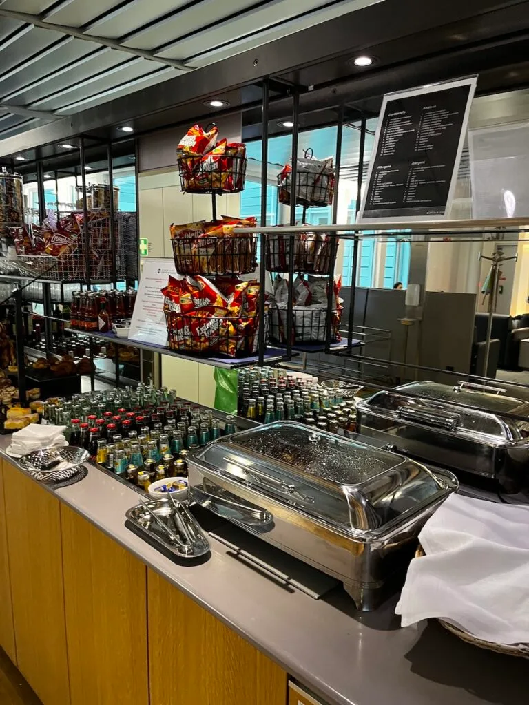Buffet mit Snacks und Getränken im Dürer Lounge am Flughafen Nürnberg