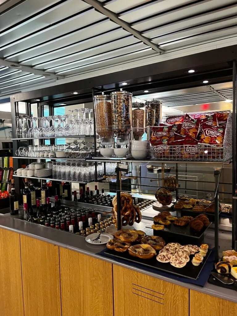 Loungebuffet mit Snacks, Getränken und Gläsern