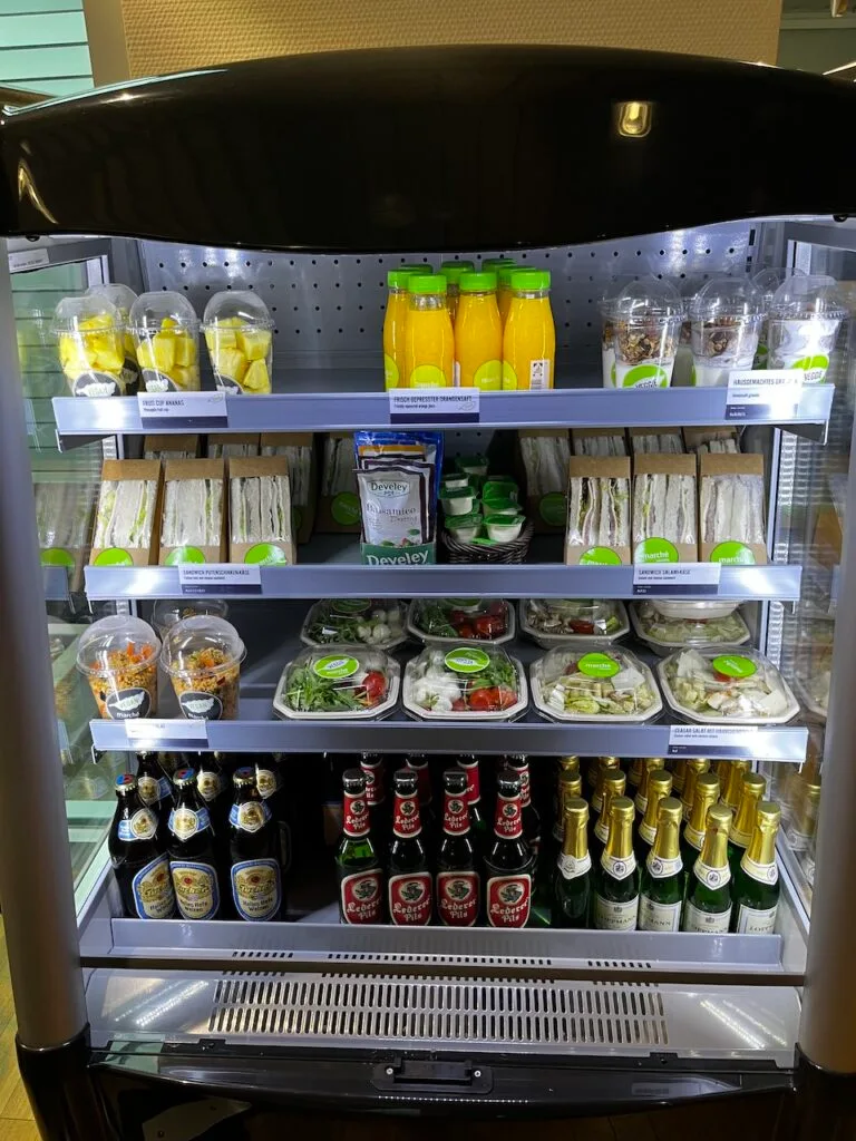 Getränke- und Snackregal mit Sandwiches, Salaten und Getränken