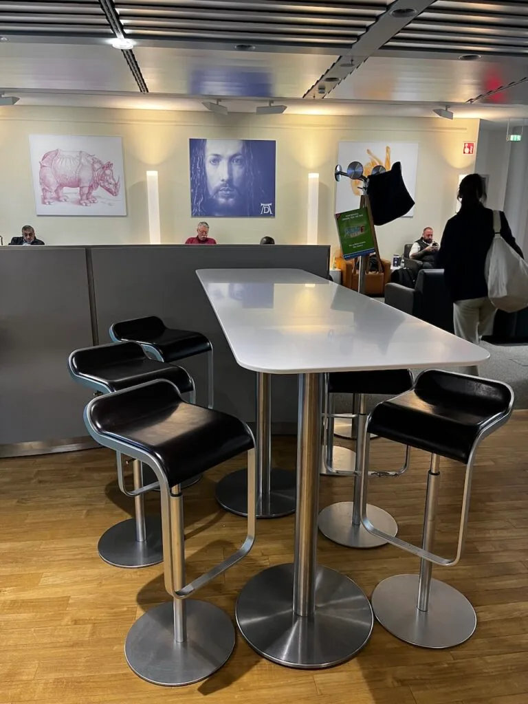 Moderne Barhocker und Tisch im Dürer Lounge am Flughafen Nürnberg