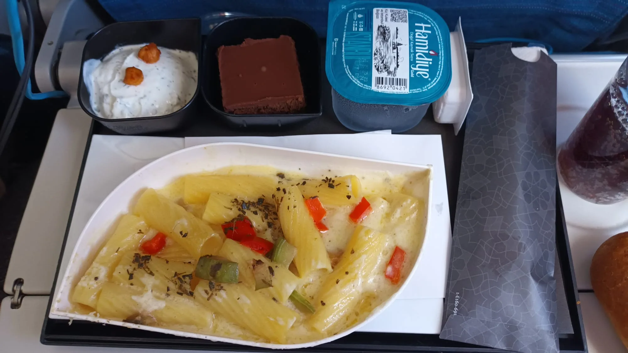 Gepacktes Flugzeugmenü mit Kartoffeln, Gemüse und Beilagen