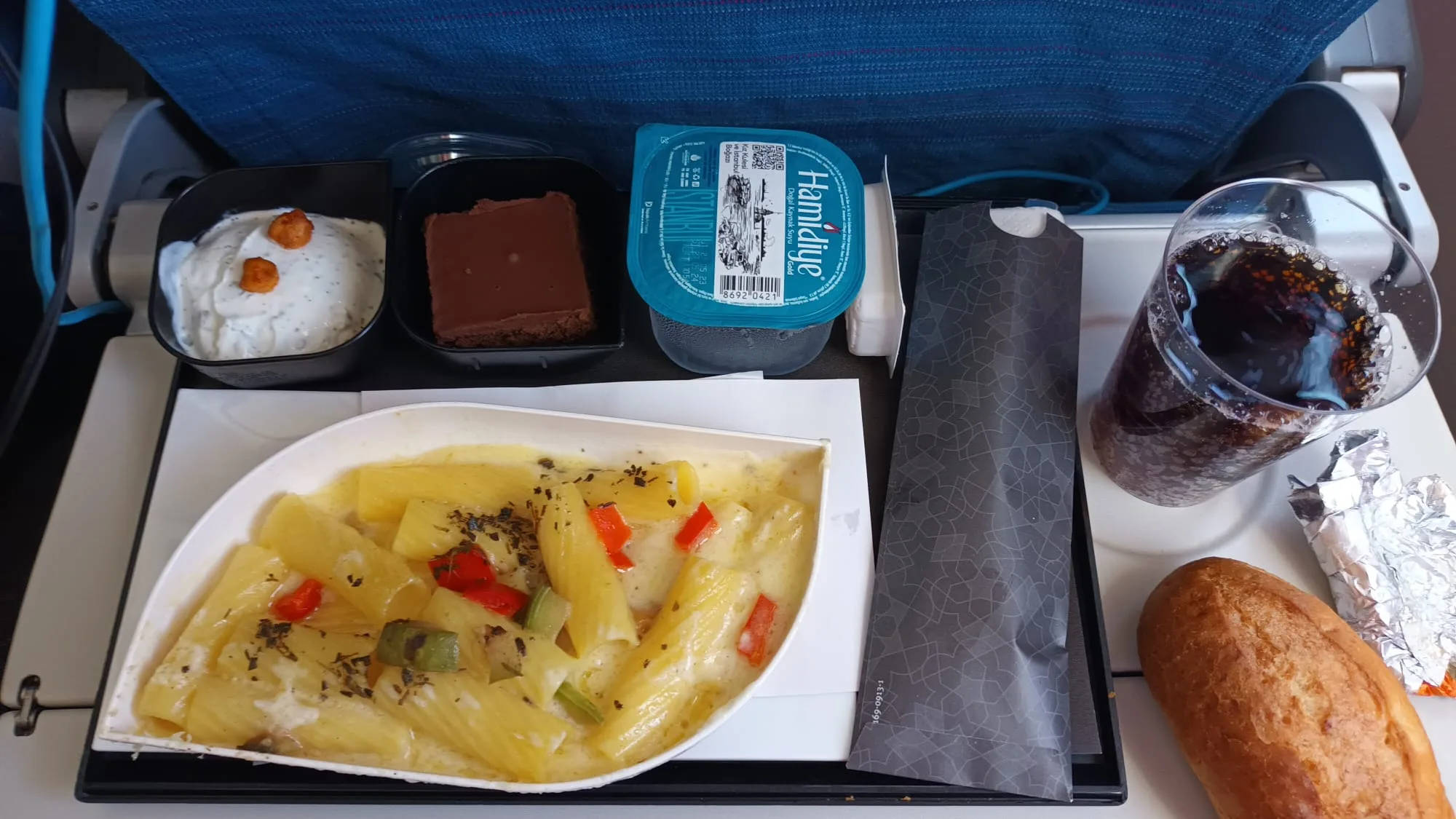 Flugzeugkabine mit Essen und Getränken