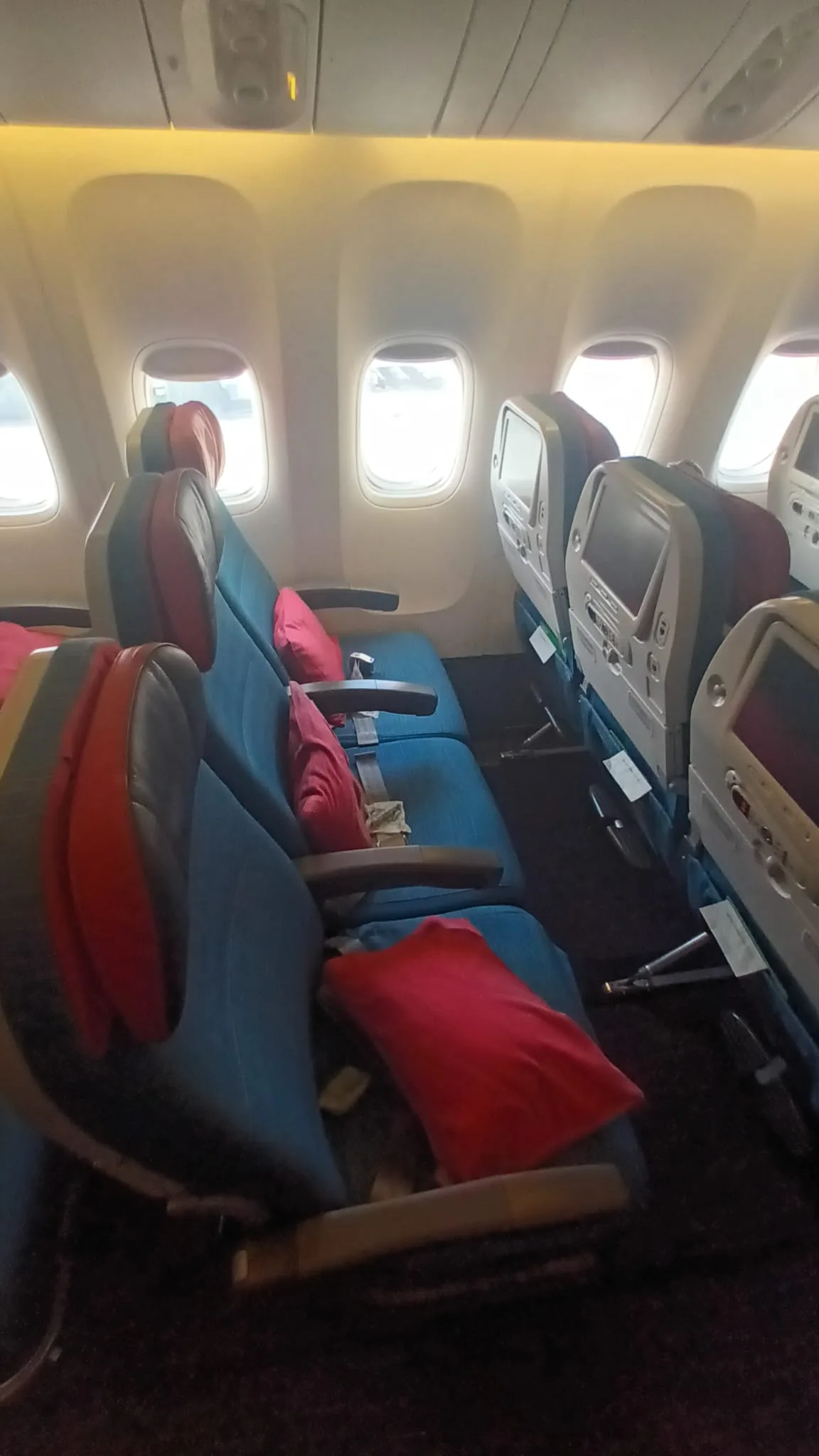 Economy Class Sitzreihen auf einem Flugzeug