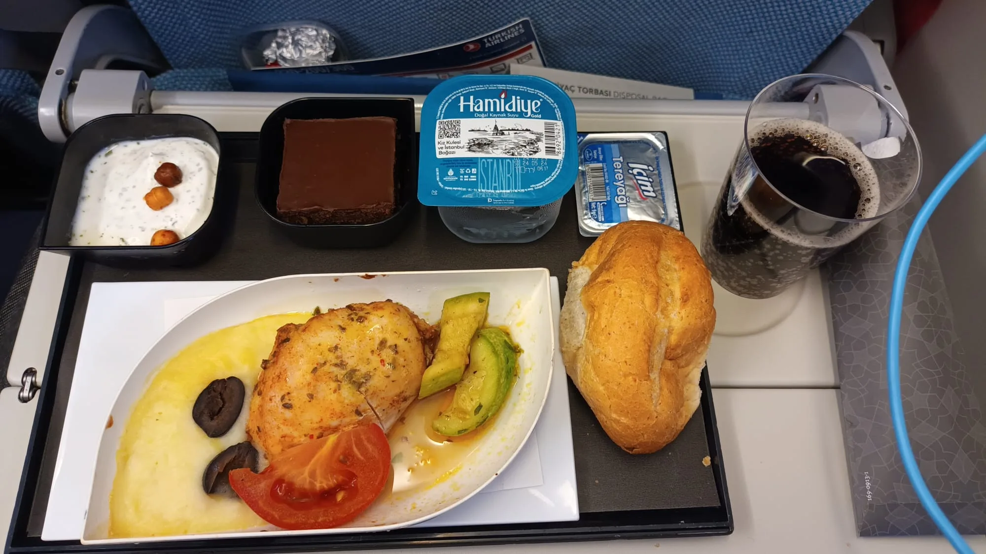 Gedeckter Tisch mit Essen und Getränk auf einem Flugzeugtisch