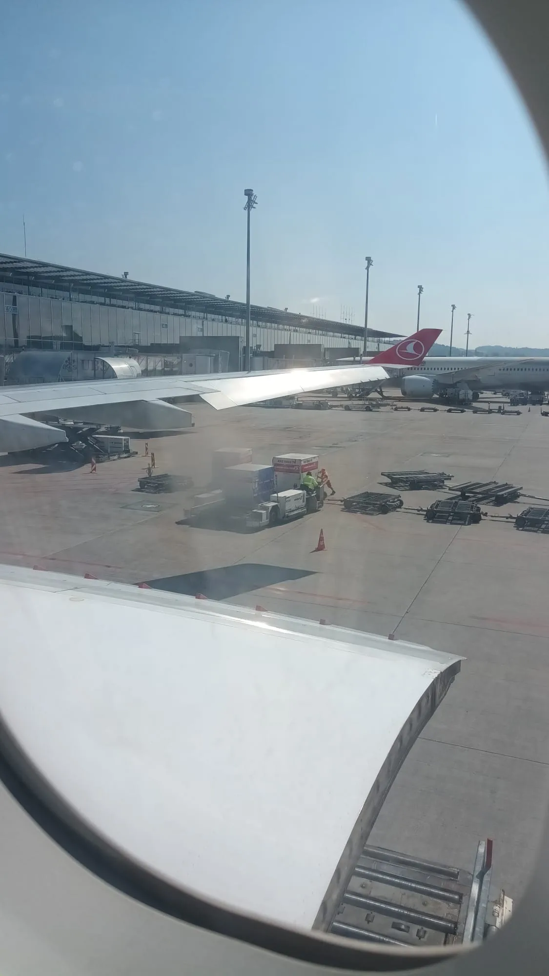 Flughafen-Personal bei Flugzeug am Boden