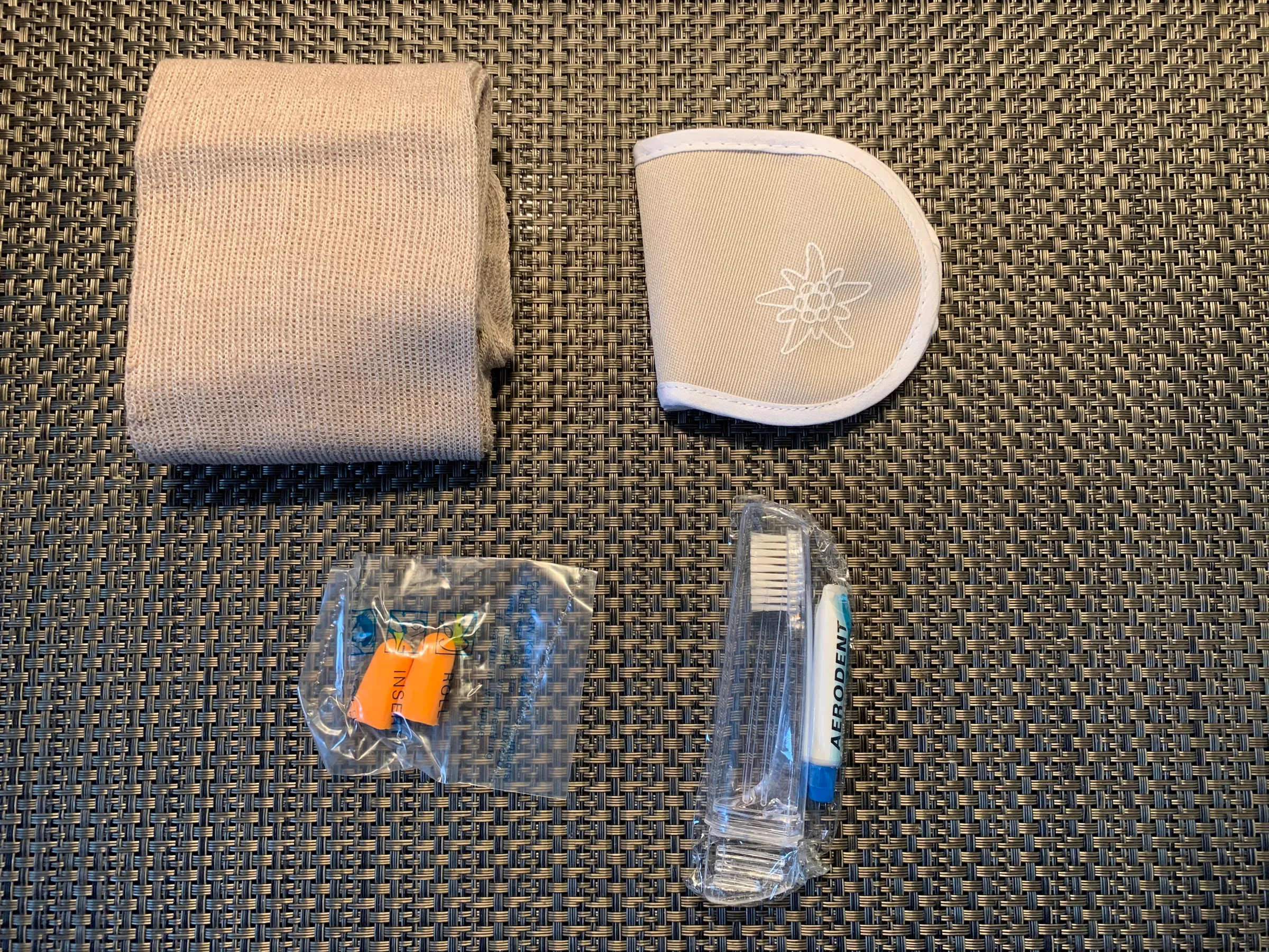 Inhalt des Kits: Socken, Zahnbürste und Ohrenstöpsel