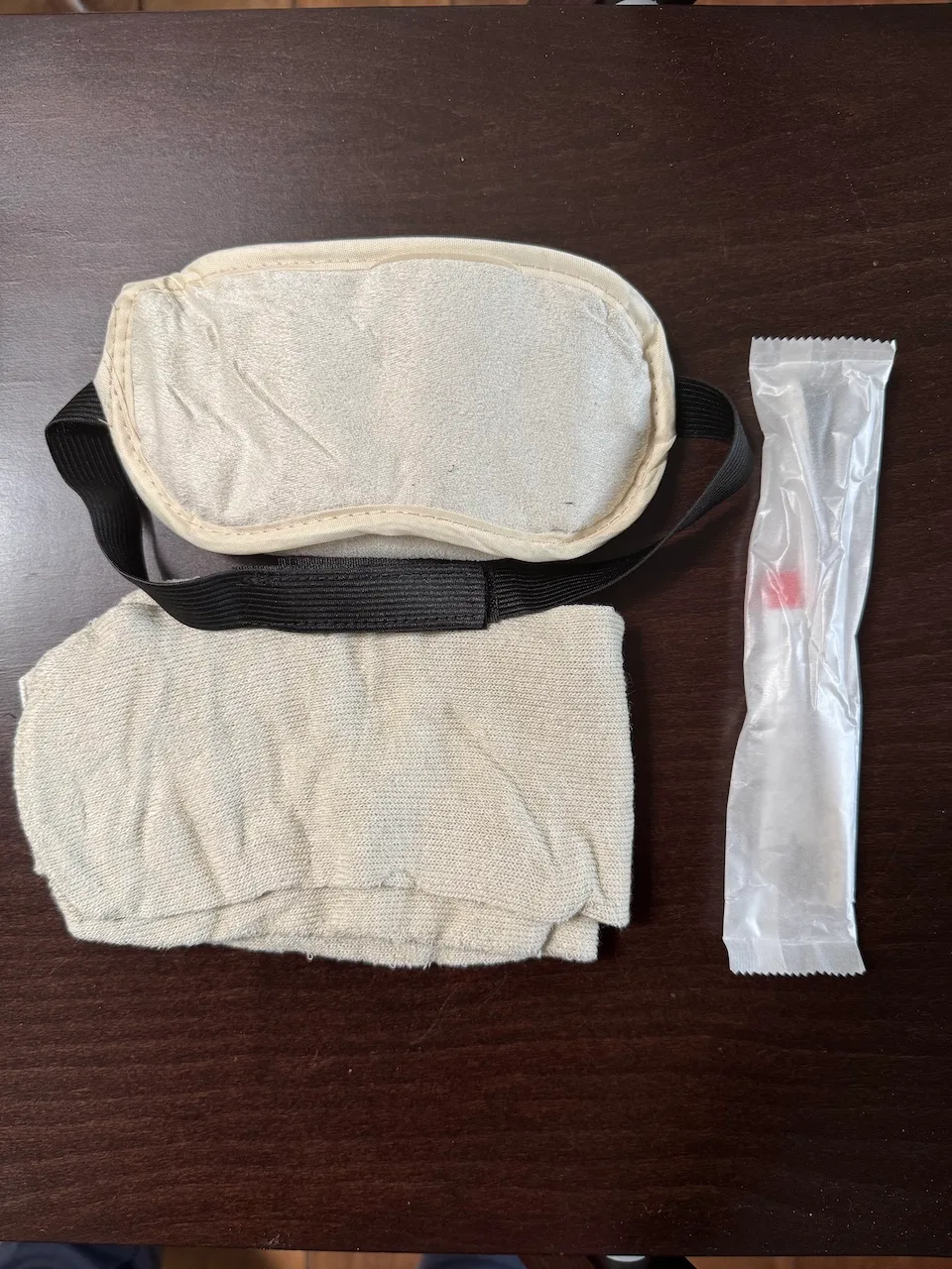 Schlafmaske und Handtuch in einer Flugzeugkabine