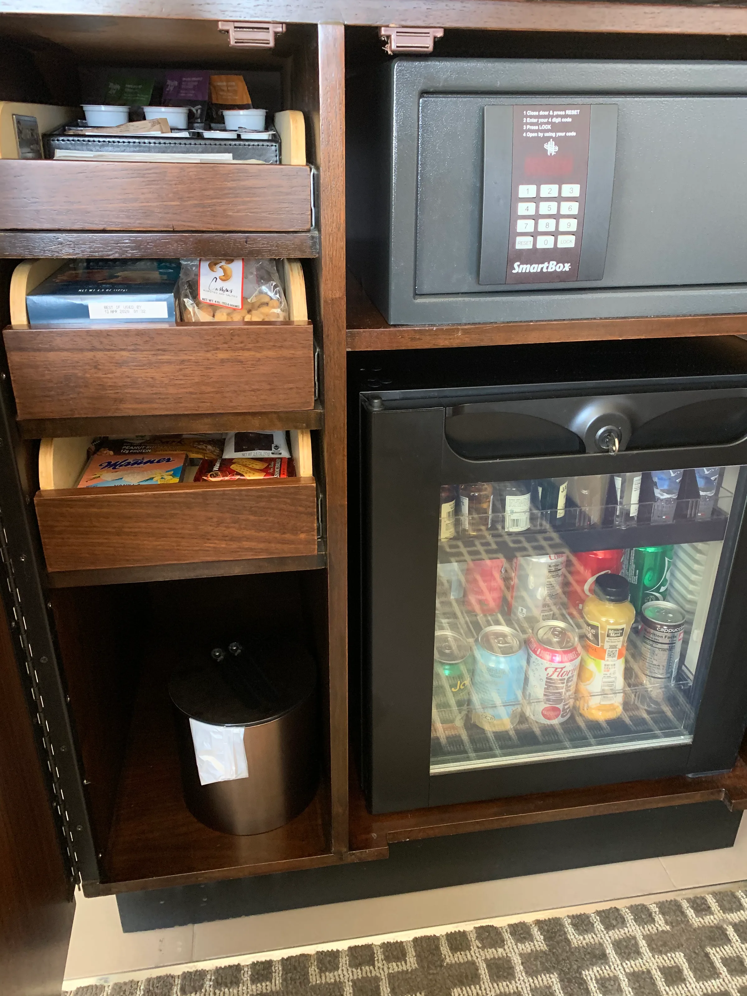 Hotelkühlschrank mit Getränken und Mini-Safe