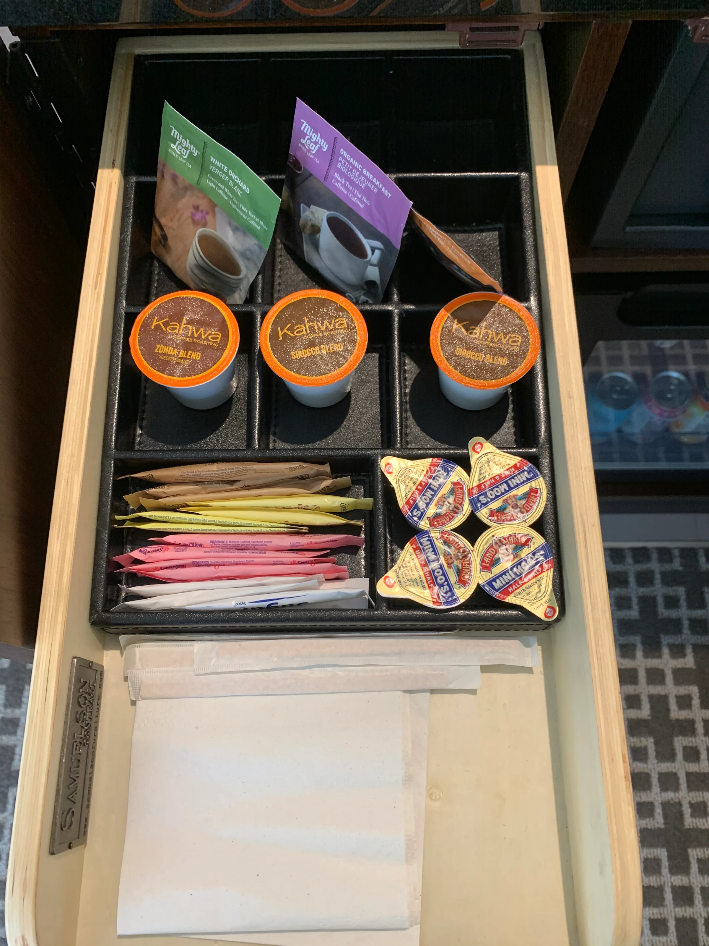 Hotelkaffeebohnen und Süßigkeiten im Kofferraum