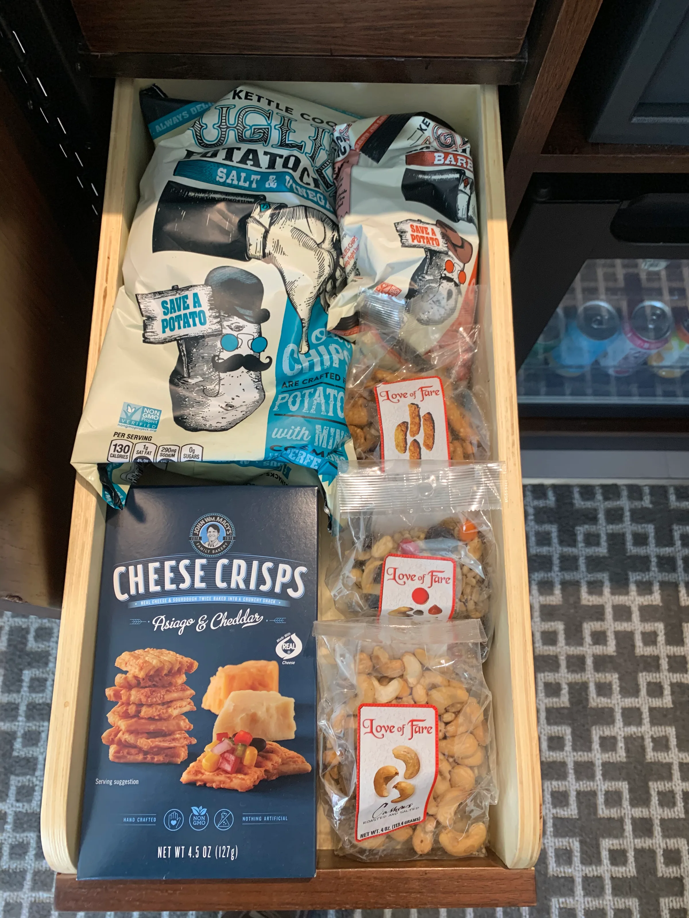 Hotelzimmer mit Snacks und Snackpackungen