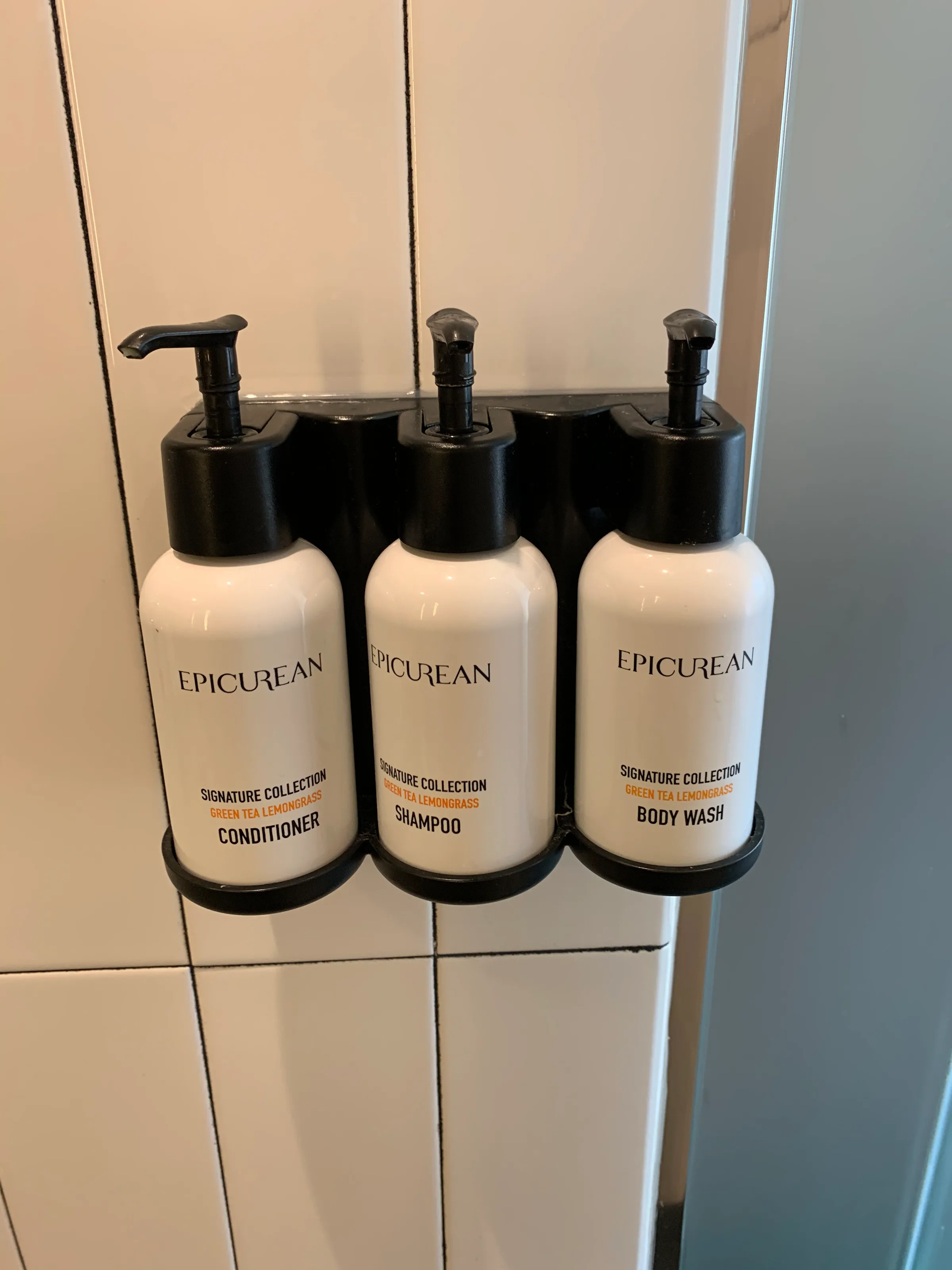 Drei Flaschen mit Seifenpumpen für Shampoo, Conditioner und Body Wash von Epicurean