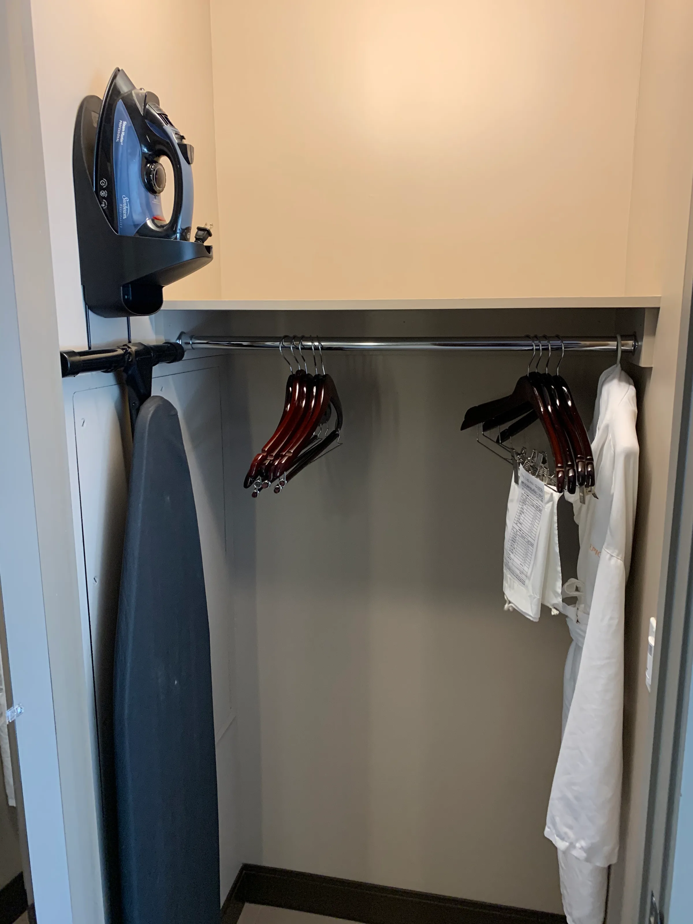 Hotel Kleiderschrank mit Bügeltisch und Haken