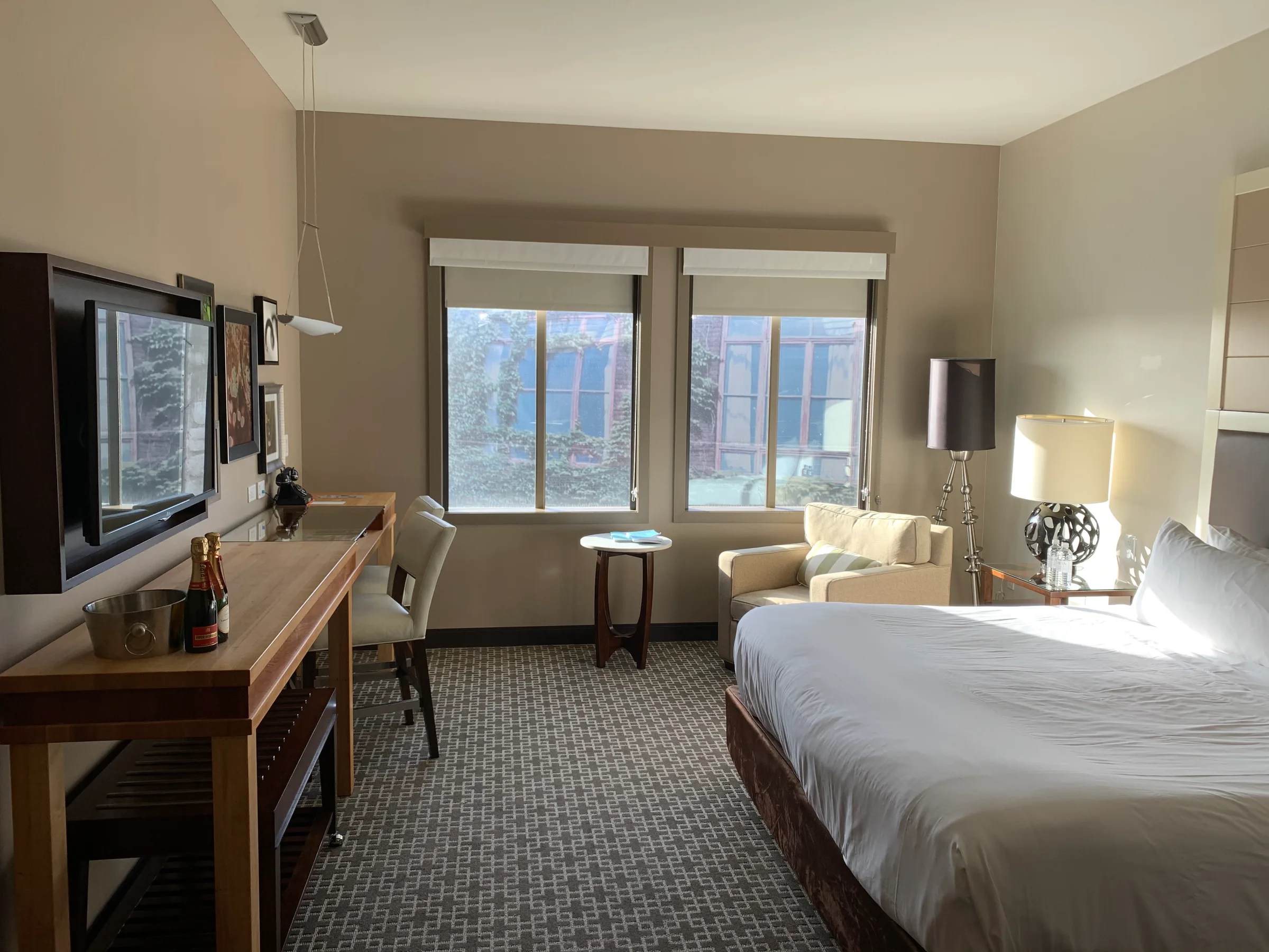 Hotelzimmer mit Doppelbett und Couch in neutralen Farben