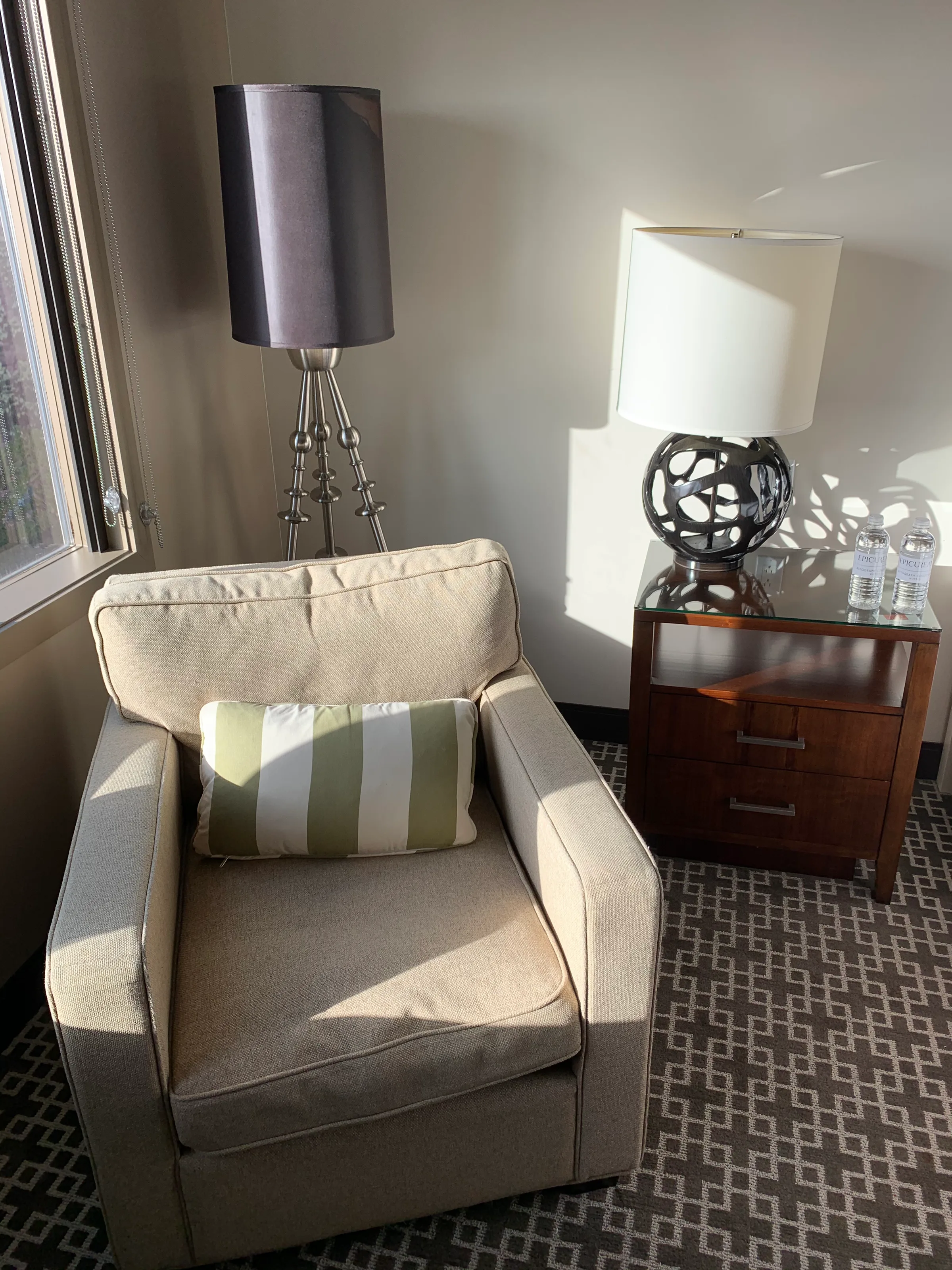 Hotelzimmer mit Sessel und Nachttisch
