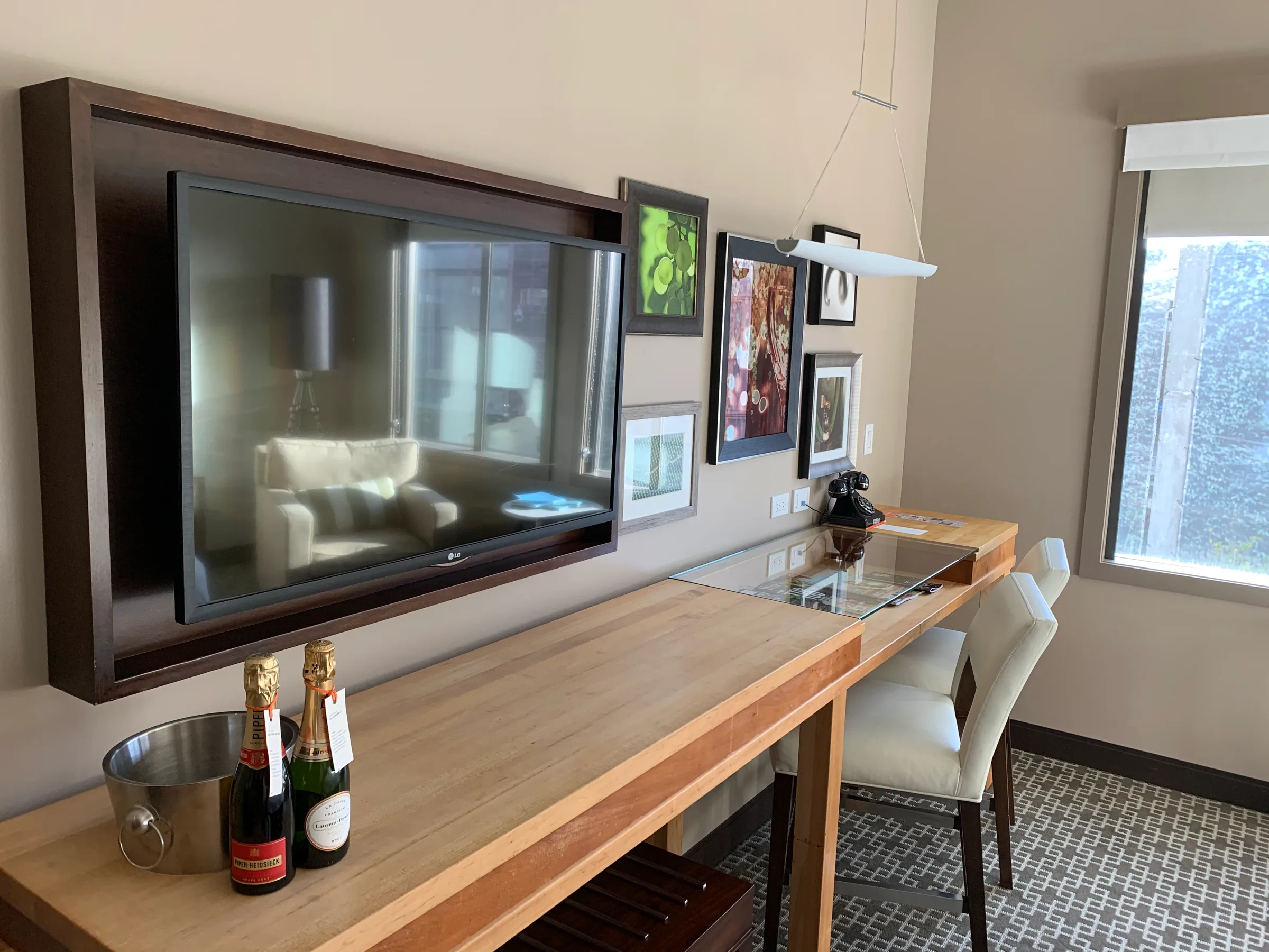 Hotelzimmer mit Flachbildfernseher und Barhocker
