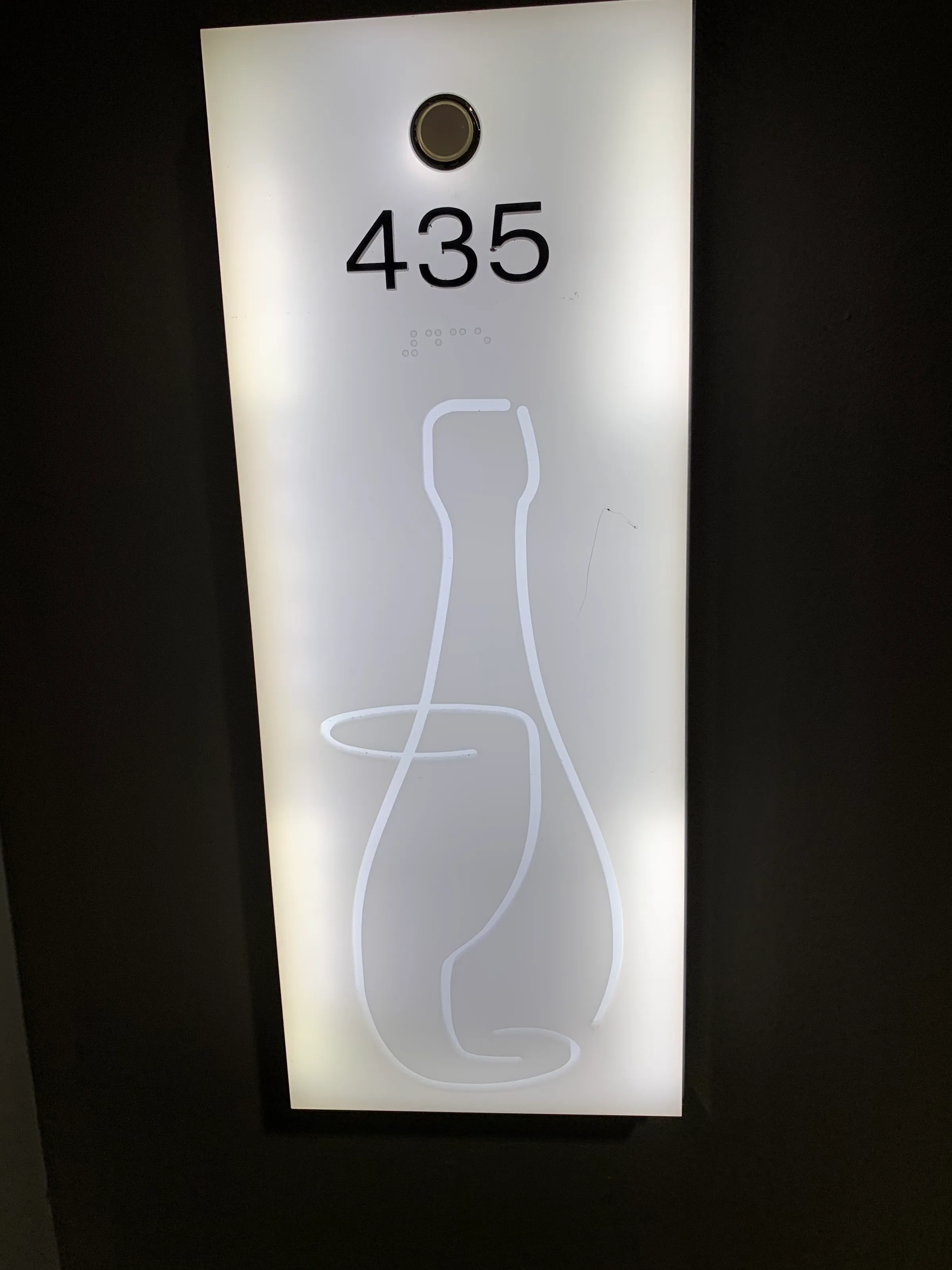 Hotelzimmernummer 435 mit stilvoller Flaschen-Illustration