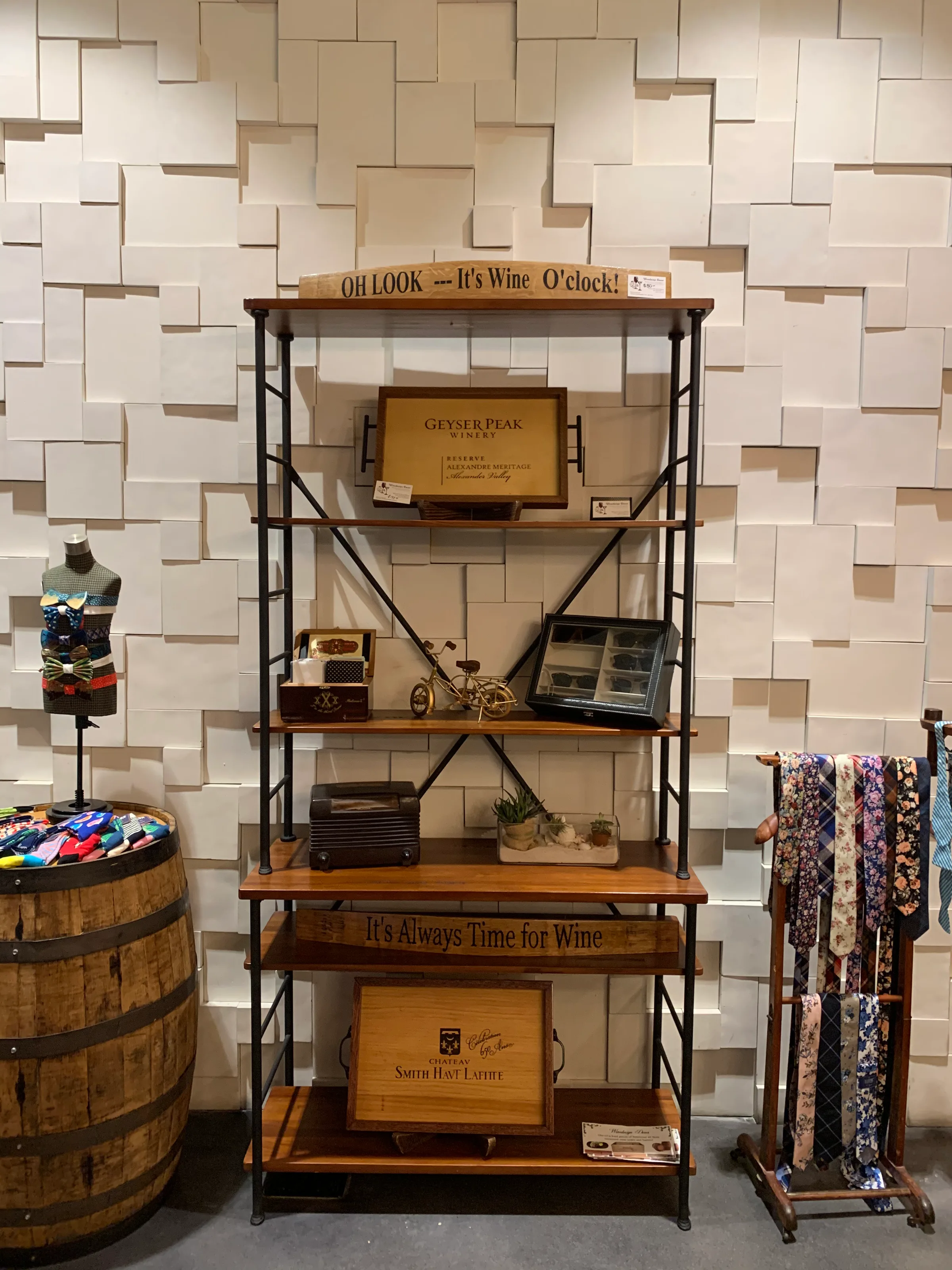 Hotelregal mit Weinkisten und Accessoires