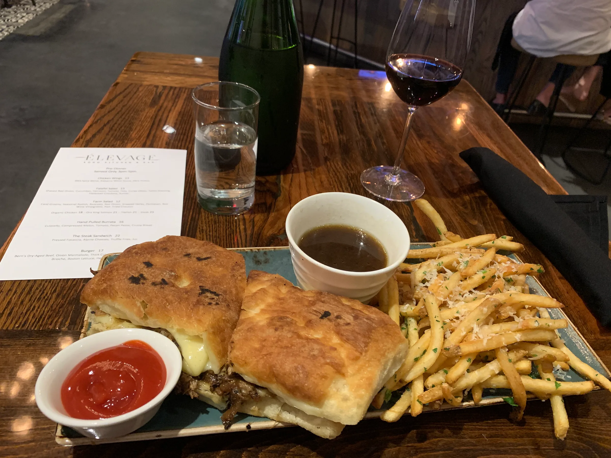 Gedeckter Tisch mit Sandwich, Pommes frites und Getränken im Restaurant
