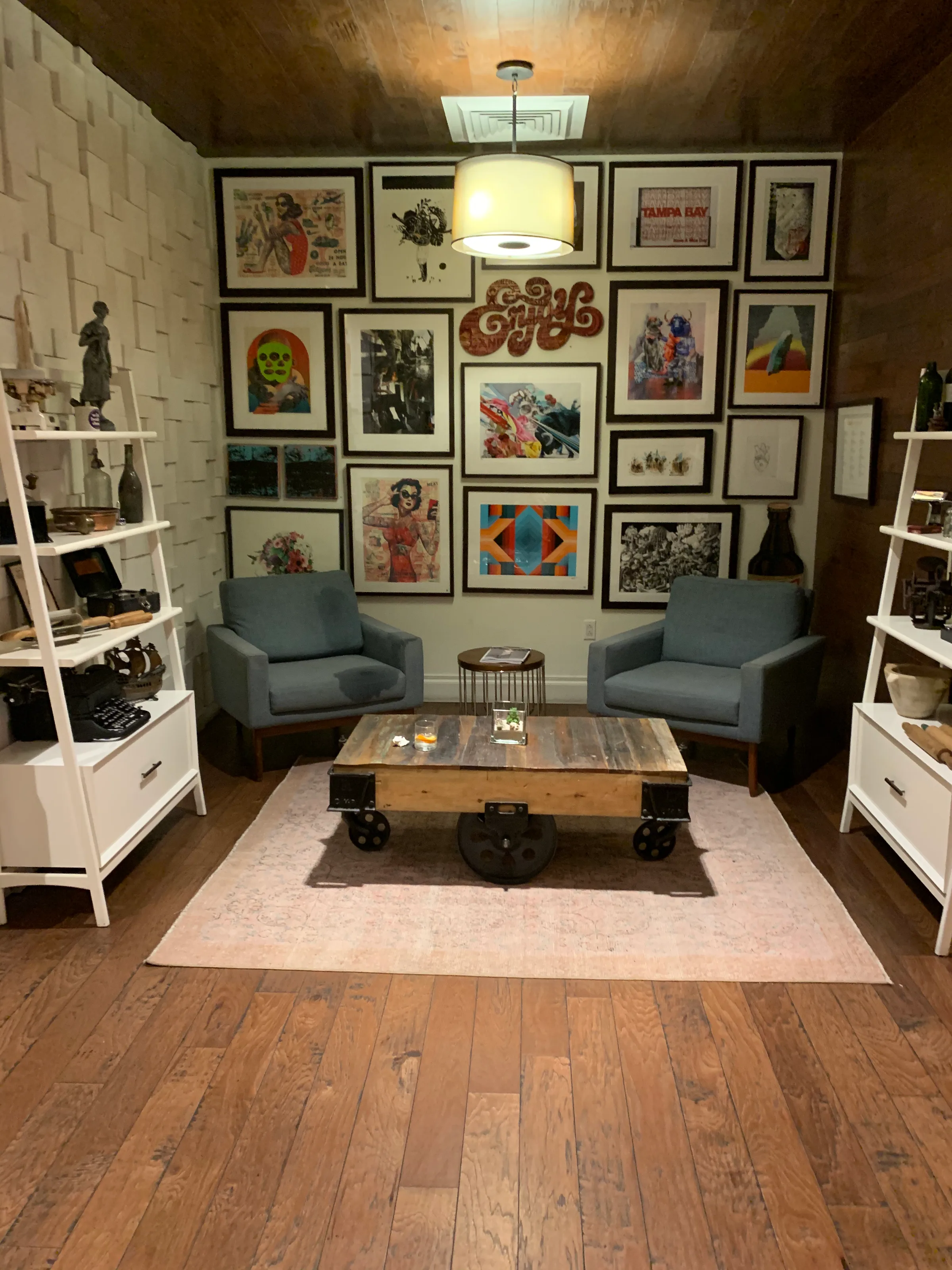 Gästezimmer mit Sessel, Holztisch und Wandbilderrahmen