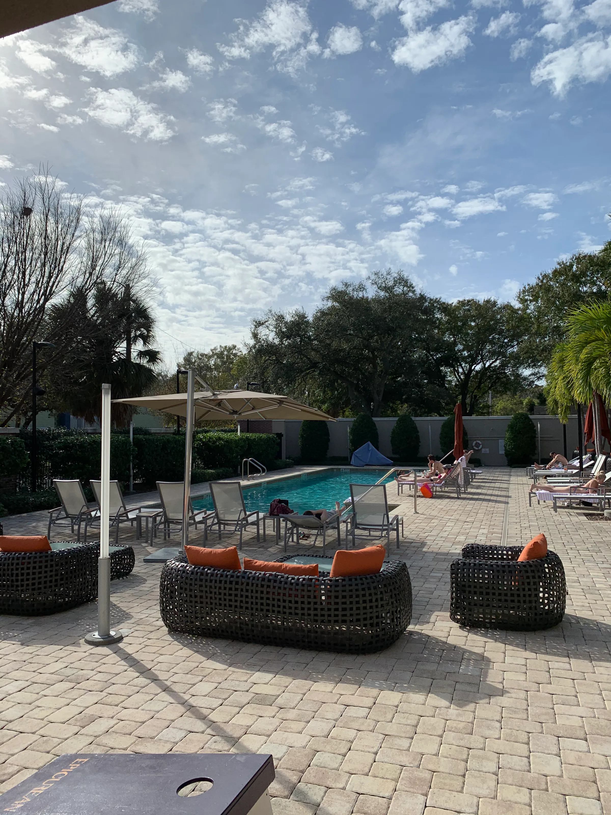 Außenbereich eines Hotels mit Pool und Loungesmöbeln