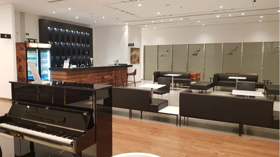 Lounge mit Klavier und Sitzgelegenheiten