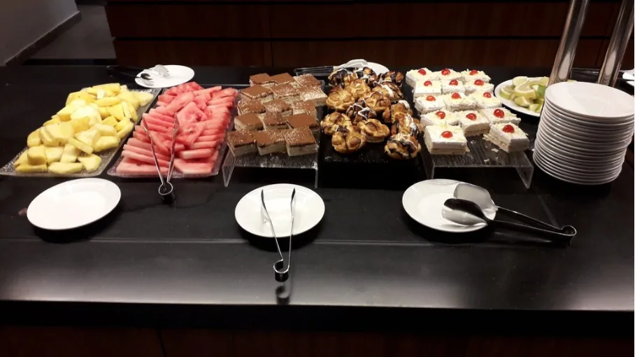 Fruchtschale mit Obst und Kuchen auf einem Buffettisch