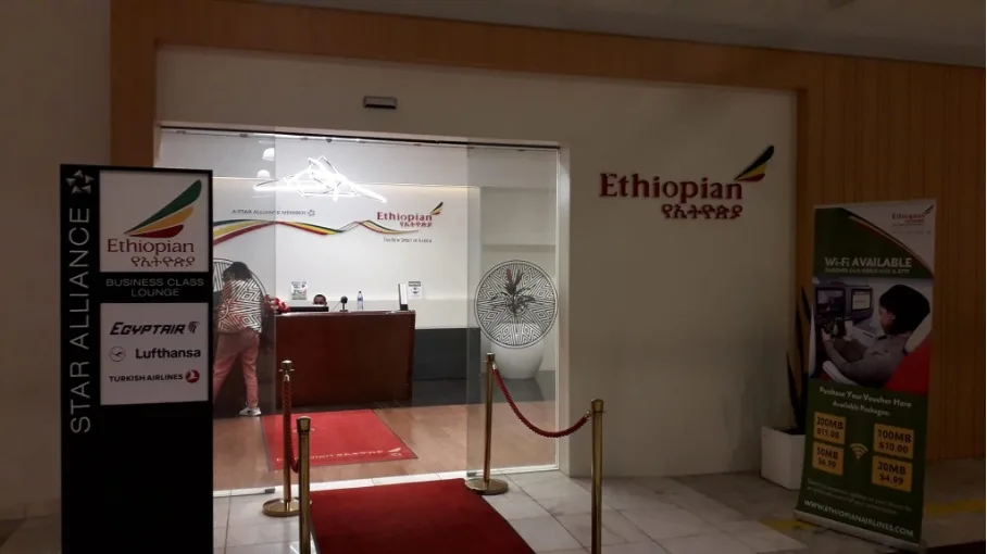 Eingang zur Ethiopian Airlines Business Class Lounge mit rotem Teppich und Säulen