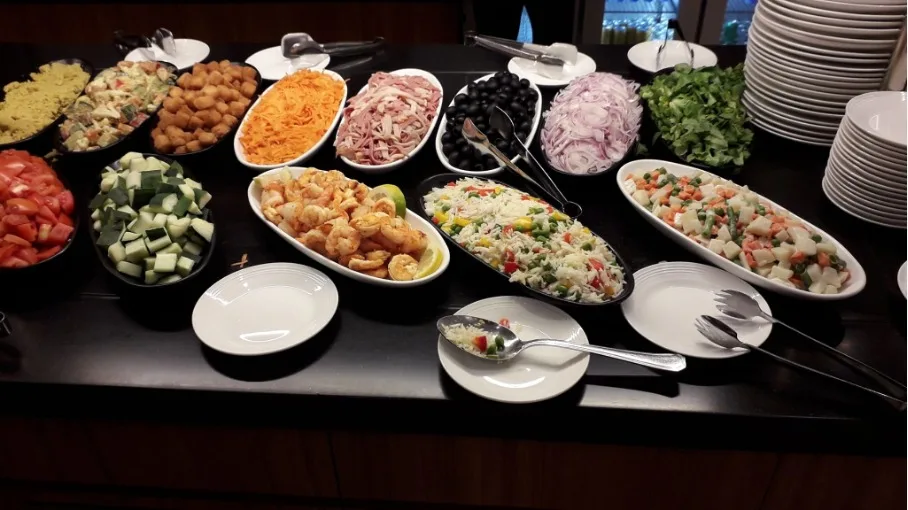 Buffet mit verschiedenen Salaten und Meeresfrüchten
