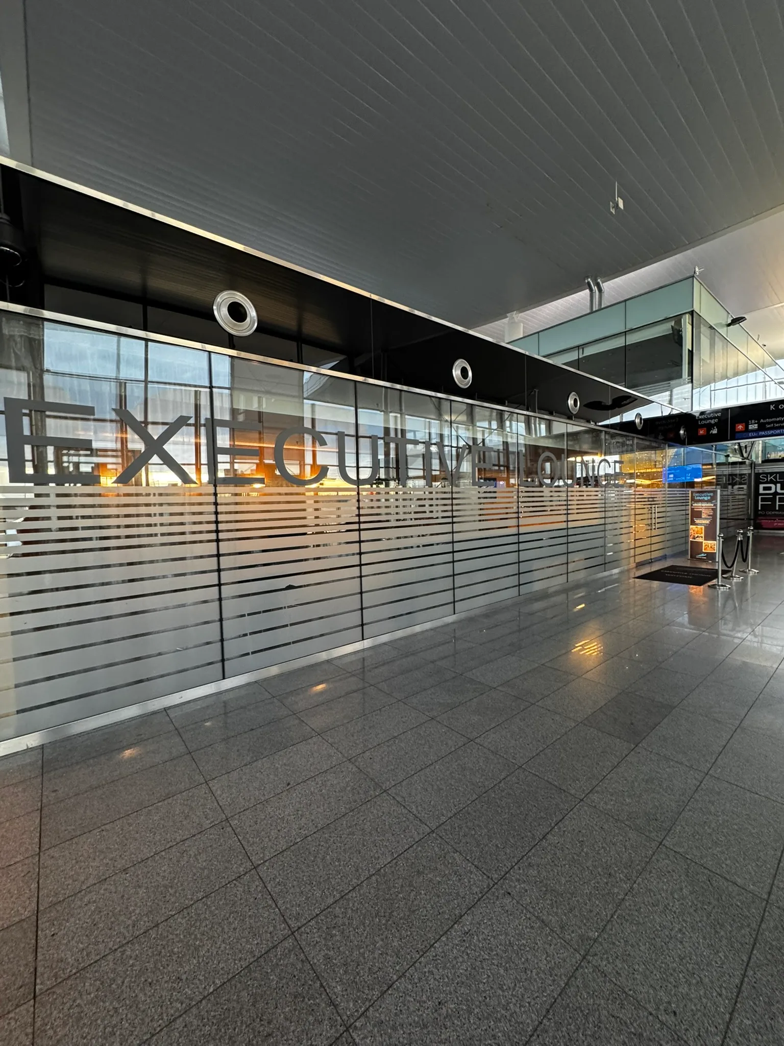 Executive Lounge Schild mit Glaswand im Flughafen
