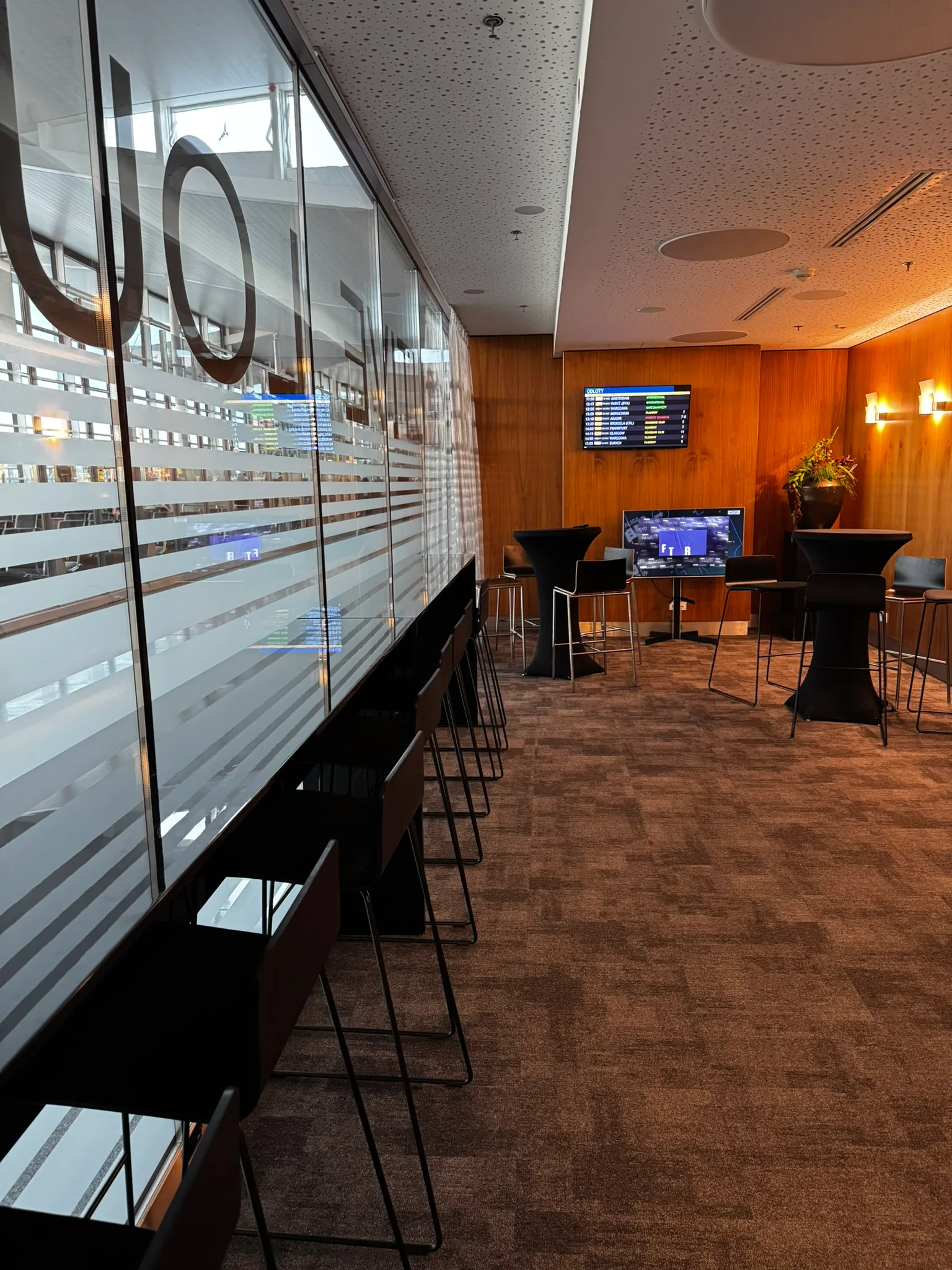 Lounge mit Barhockern und Flachbildfernseher