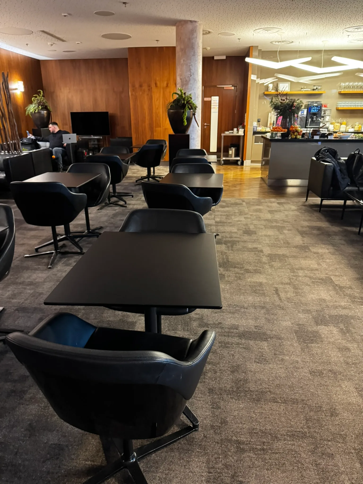 Lounge mit schwarzen Stühlen und Tischen im modernen Design