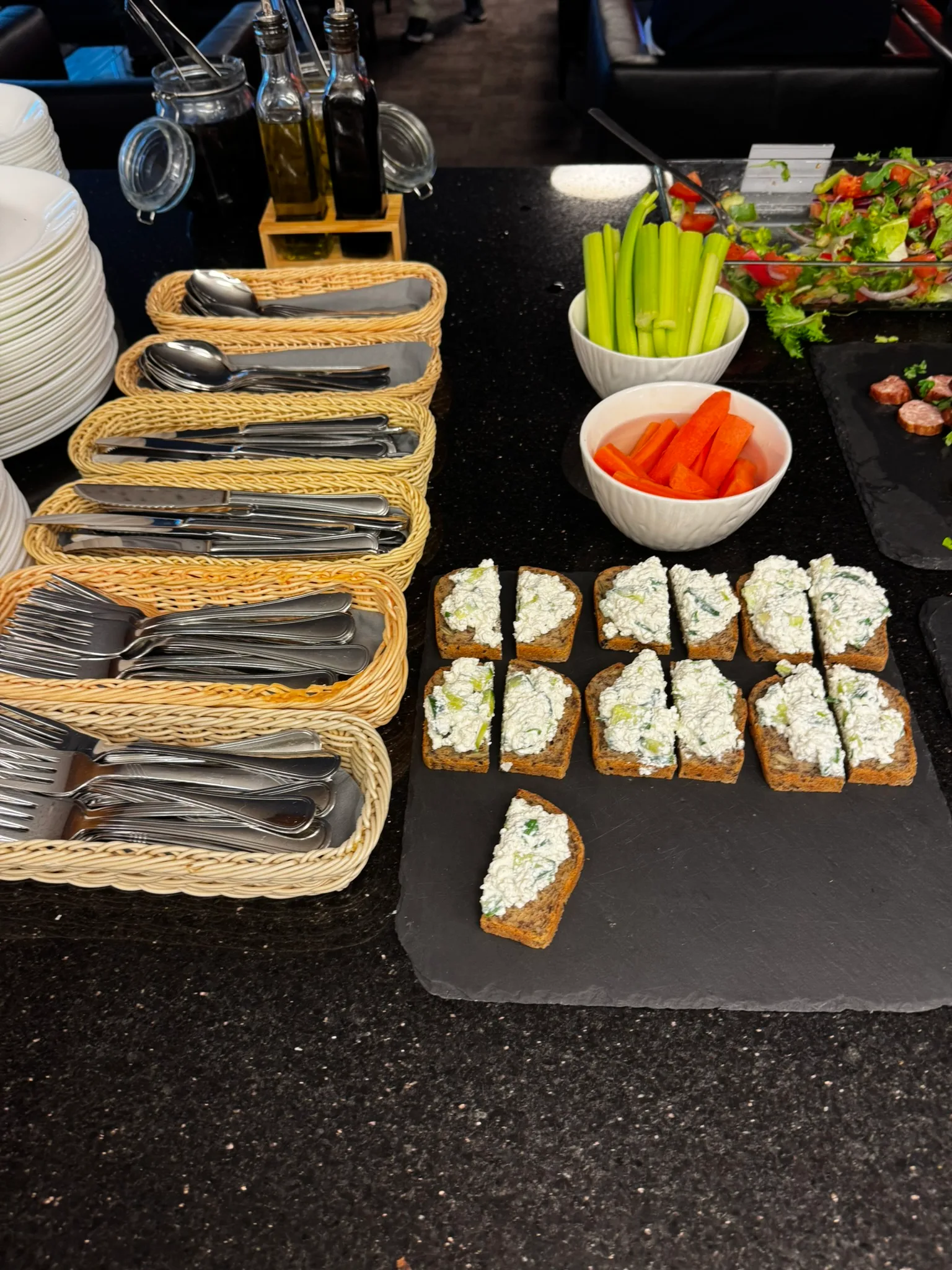 Buffet mit Käsebrot und Gemüse im Flughafenlounge