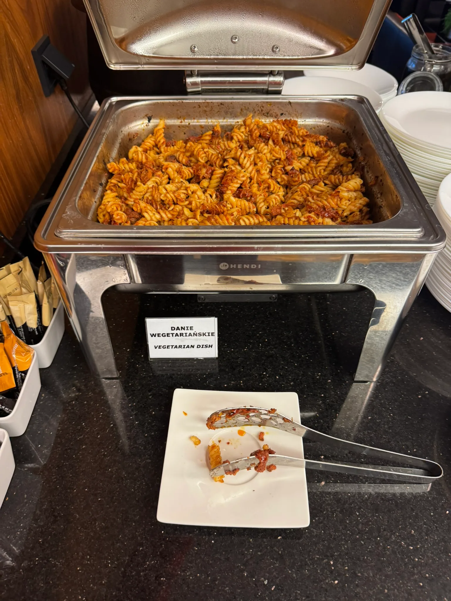 Buffet mit vegetarischem Gericht und Essstäbchen auf Teller
